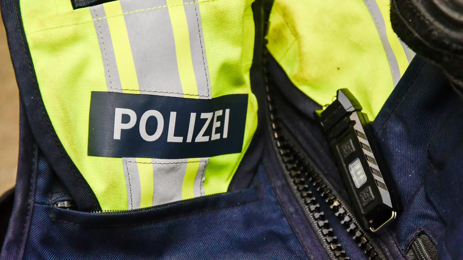 Die Verkehrspolizeiinspektion Weiden zieht einen komplett überladenen Kleinlaster gleich zweimal aus dem Verkehr. (Bild: Petra Hartl)