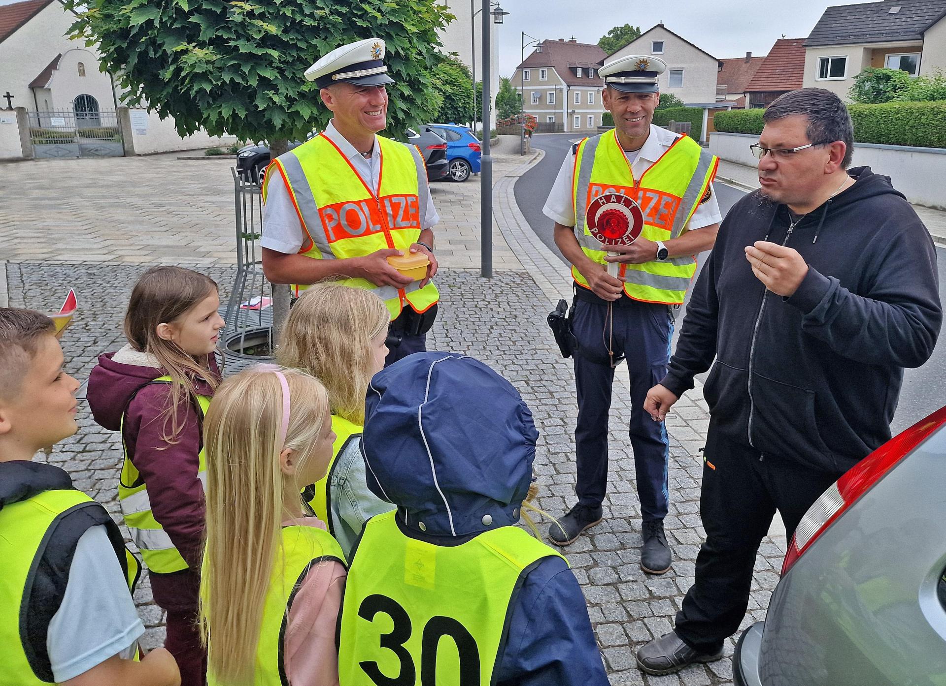 Da verziehen die meisten Autofahrer das Gesicht. Bei einer ungewöhnlichen Verkehrskontrolle vor der Schirmitzer Grundschule müssen Tempo-30-Sünder zur Strafe in eine Zitronenscheibe beißen.  (Bild: Reinhard Kreuzer)