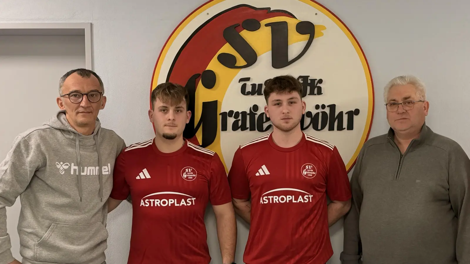 Luca Thiede (links) und sein Bruder Jonas laufen künftig für die SV Grafenwöhr auf.  (Bild: SV Grafenwöhr)