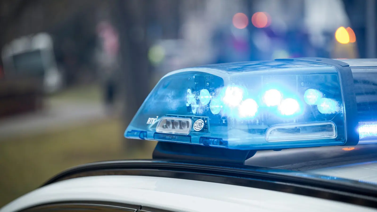 Ein Streit in Hof eskalierte, als zwei Personen einen Mann mit einem Messer bedrohten und mit Spray attackierten. (Symbolbild: Daniel Vogl/dpa)