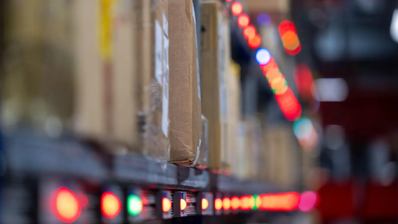 Der deutsche Zoll untersucht Pakete an Flughäfen stichprobenartig. (Bild: Hendrik Schmidt/dpa)