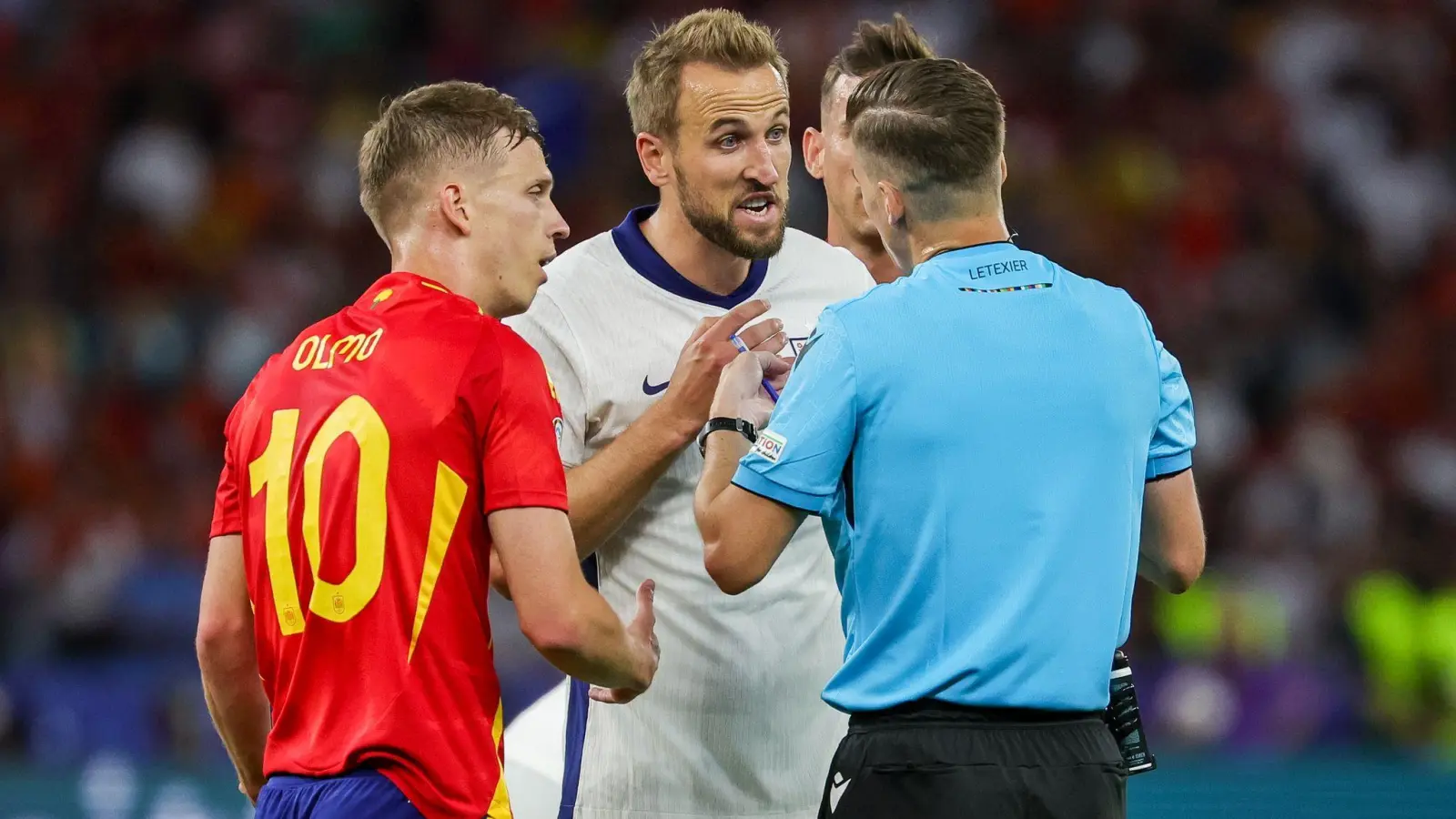 Spaniens Dani Olmo (l) und Englands Harry Kane schossen jeweils drei Treffer. (Bild: Christian Charisius/dpa)