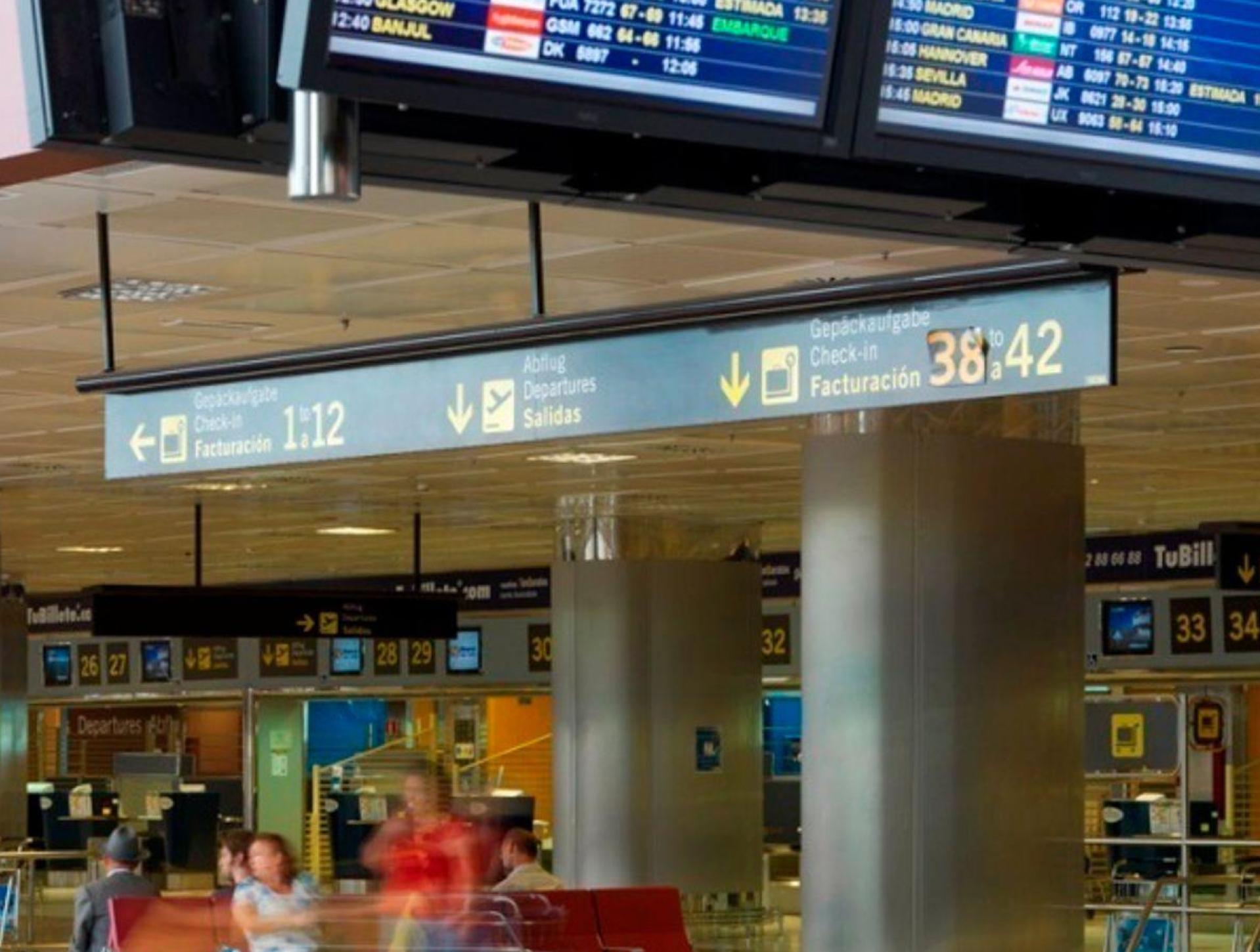 Ein 80-jähriger Tourist wollte mit seiner im Rollstuhl sitzenden Frau von Teneriffa in die Heimat fliegen. Aber in der Sicherheitskontrolle war Schluss: Die Frau war tot. (Symbolbild: Roger Méndez/Europapress/dpa)