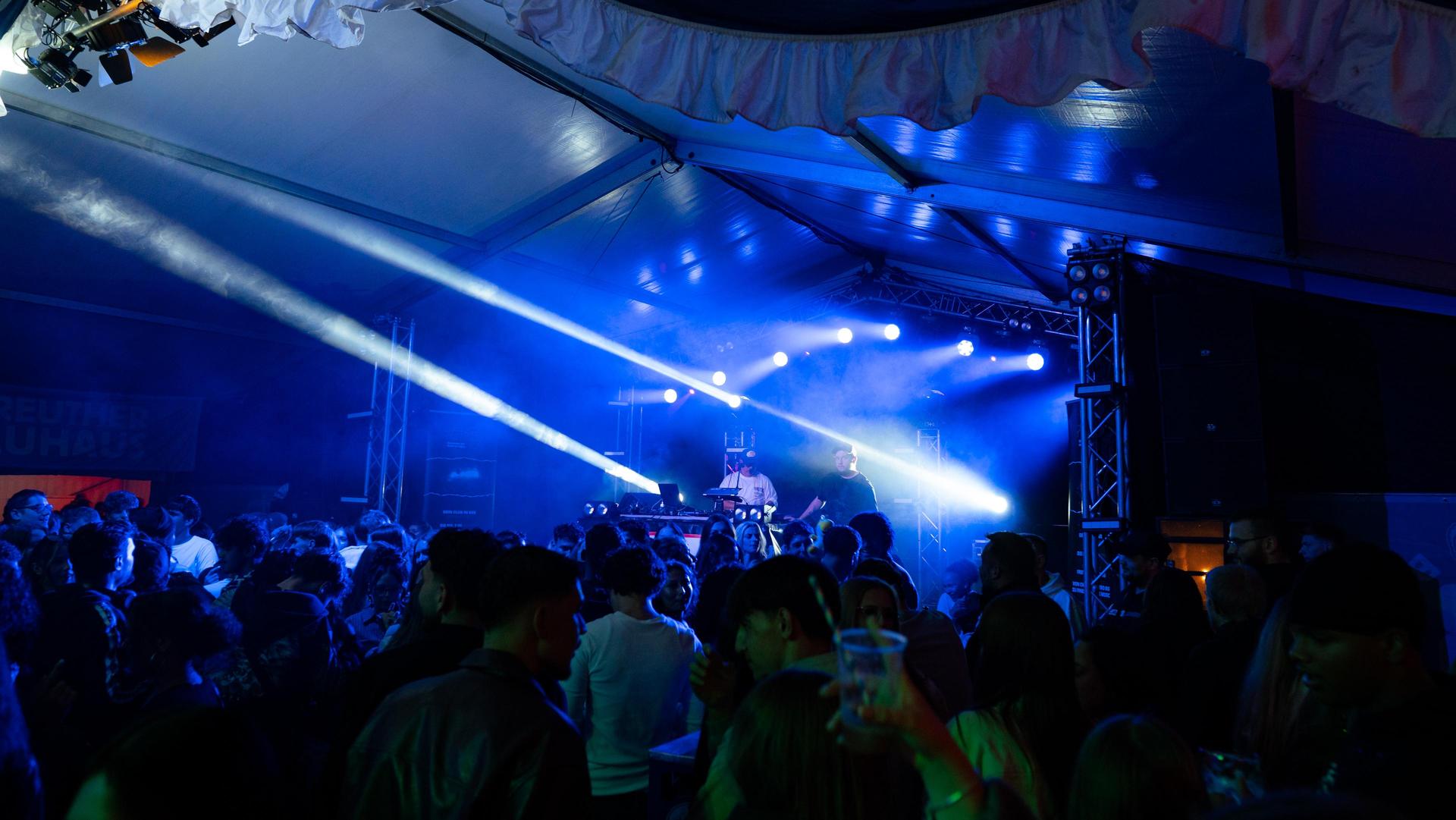 DJ Dollar Bill heizt das Festzelt ein. (Bild: Hannes Stock)