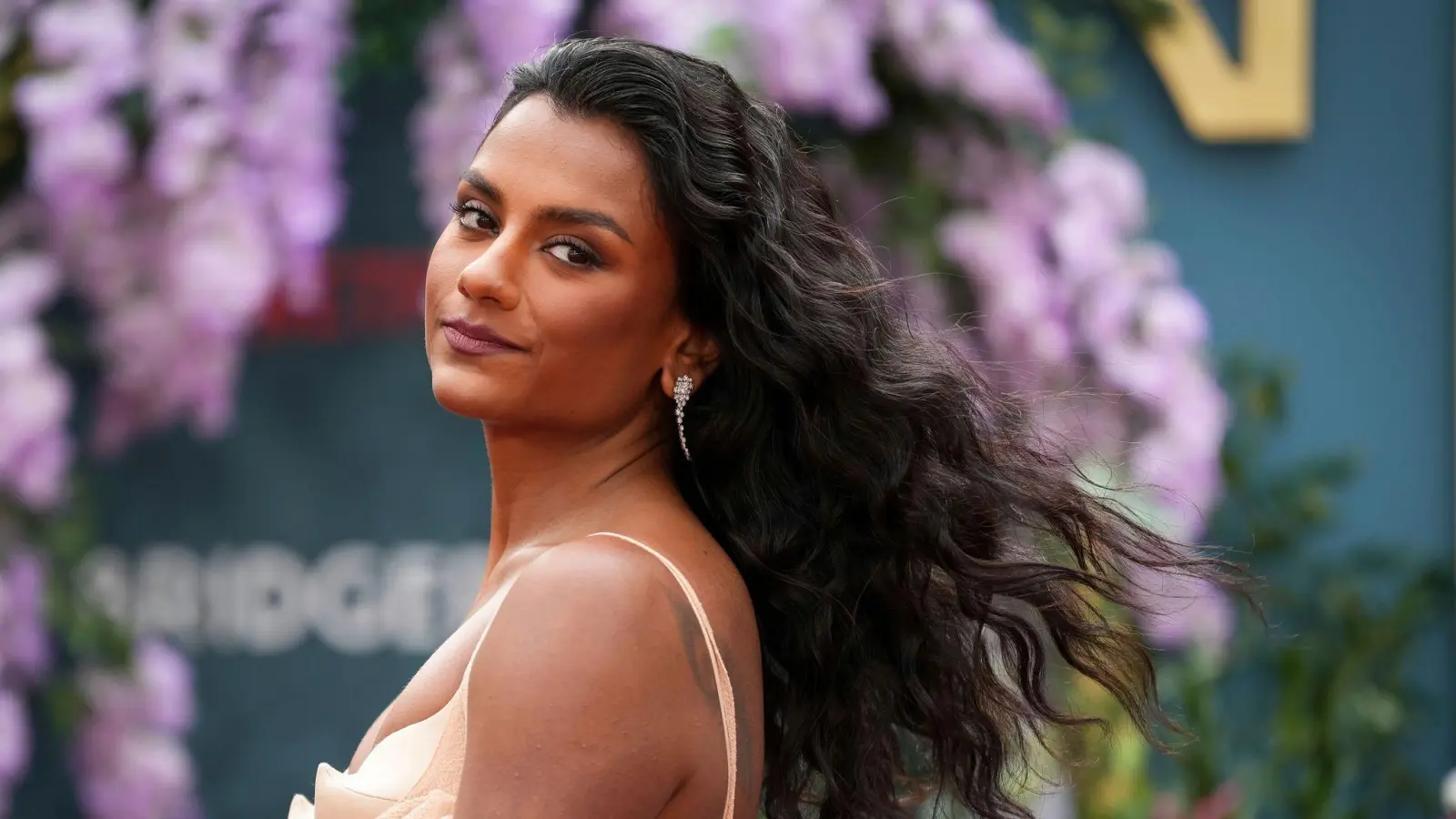 Spielt Simone Ashley im neuen „Der Teufel trägt Prada“-Film mit? Ein Post in ihrer Instagram-Story legt das zumindest nahe. (Archivbild) (Bild: Scott A Garfitt/Invision/AP/dpa)