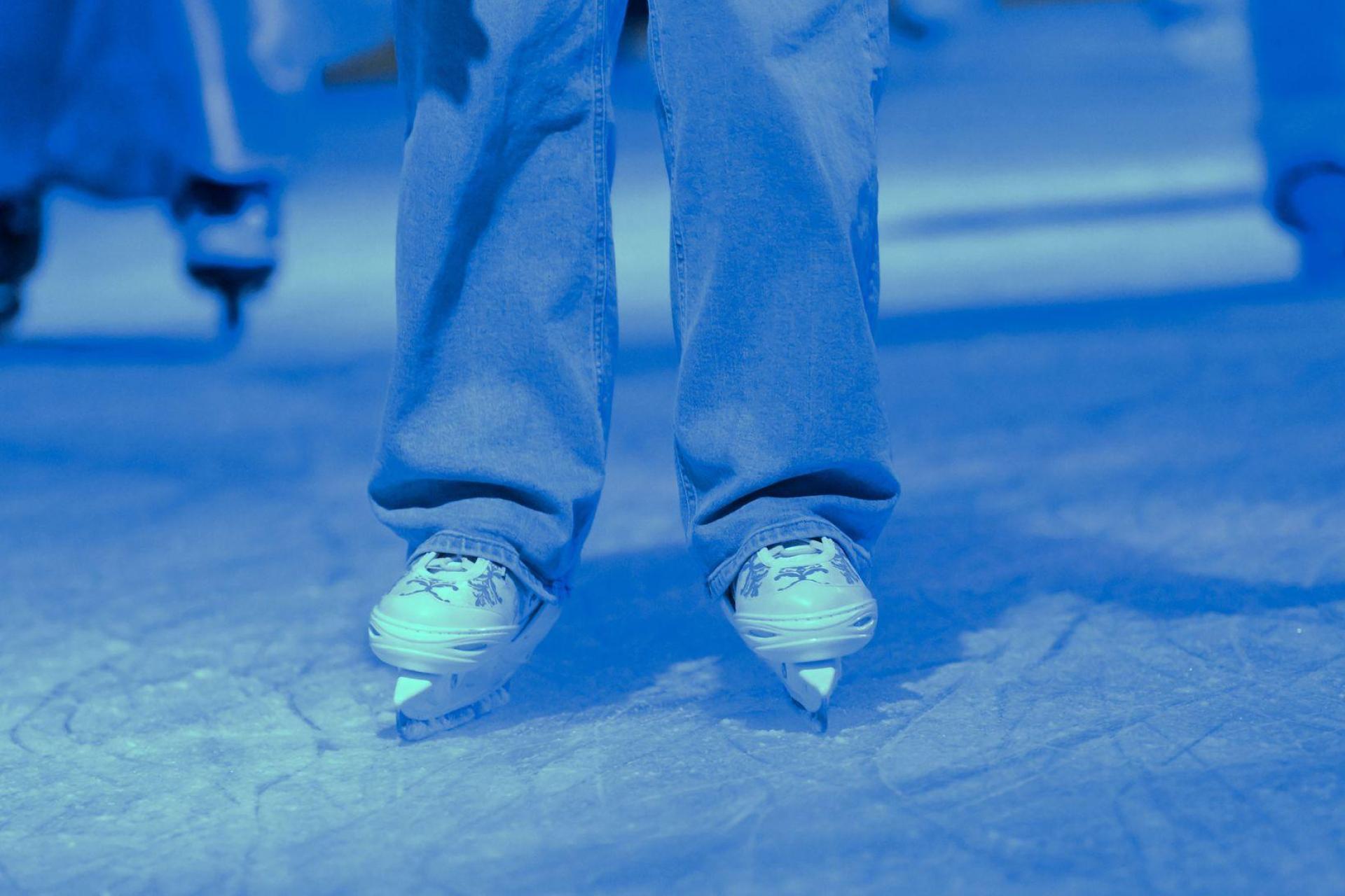 Vergnügen in der kühlen Jahreszeit: Schlittschuhlaufen. (Symbolbild: Michael Bahlo/dpa)