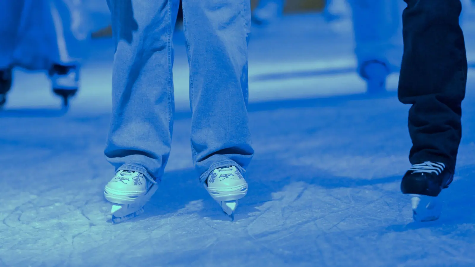 Vergnügen in der kühlen Jahreszeit: Schlittschuhlaufen. (Symbolbild: Michael Bahlo/dpa)