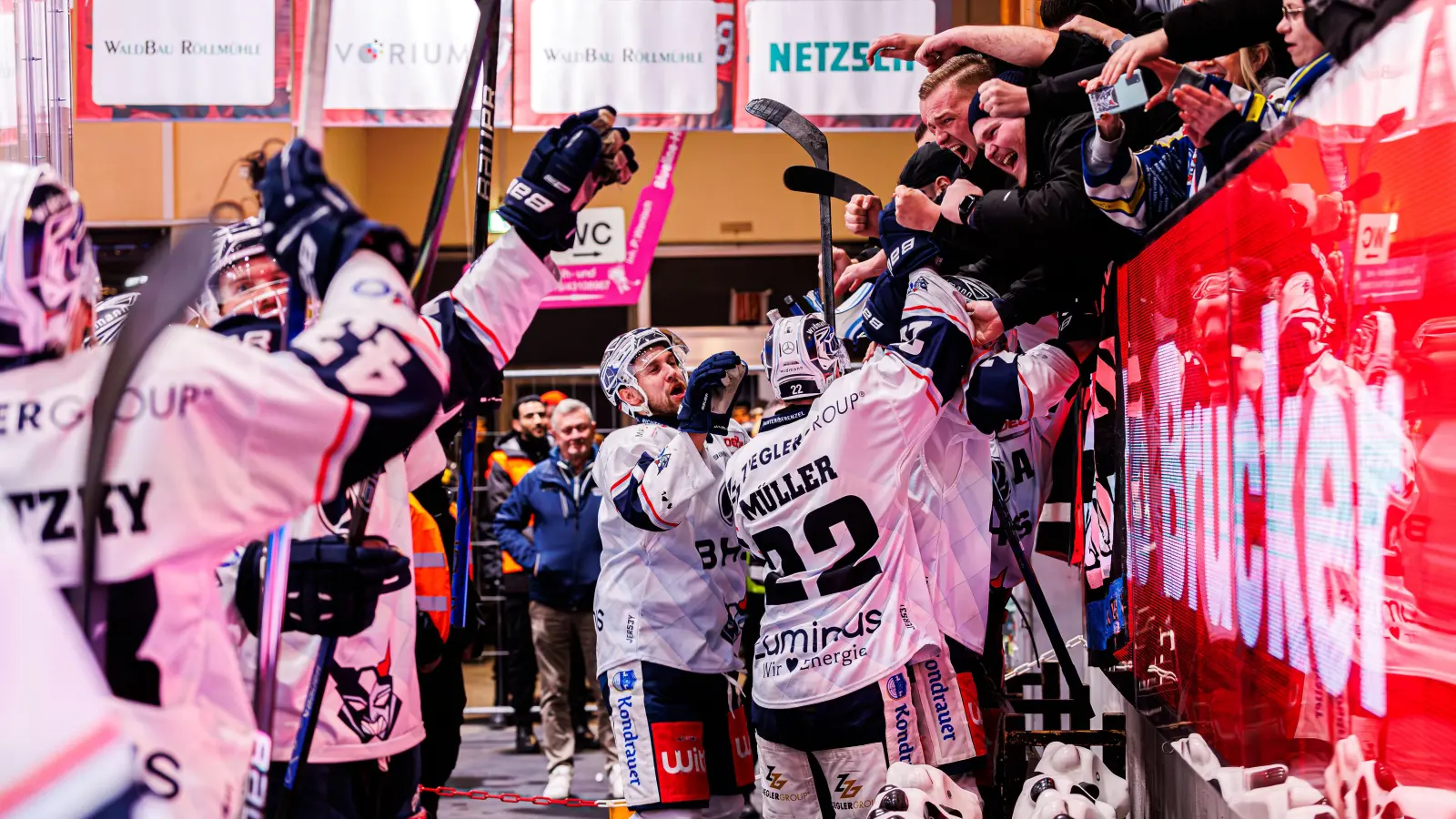 In Selb bejubelten die Spieler der Blue Devils den Derbysieg gemeinsam mit ihren Fans.  (Bild: Werner Moller)