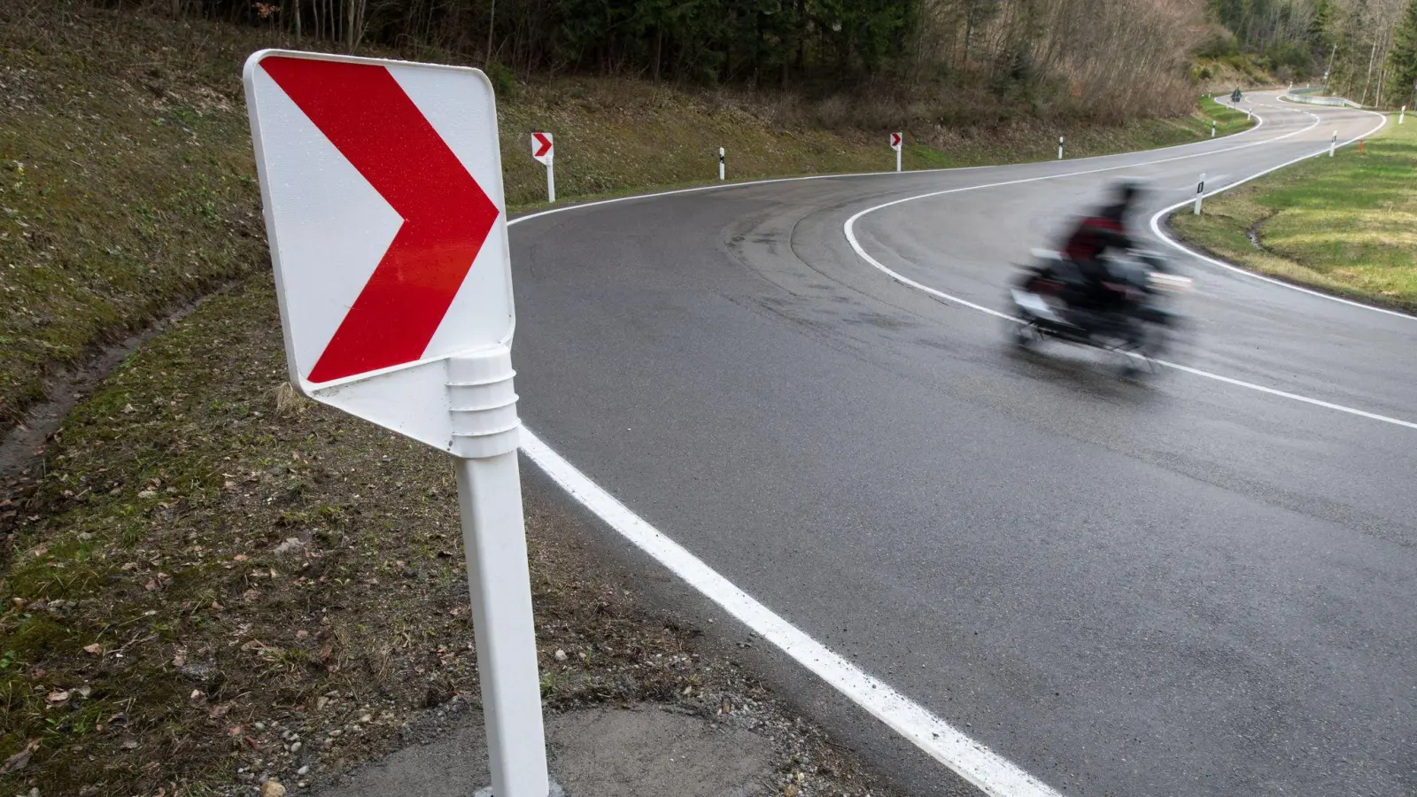 Ein Motorradfahrer wurde mit 150 Kilometer pro Stunde auf der B 470, im Gemeindebereich Eschenbach, geblitzt – erlaubt waren nur 100 km/h. (Symbolbild: Marijan Murat/dpa)