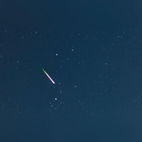 Eine Sternschnuppe leuchtet am Nachthimmel. (Bild: Patrick Pleul/dpa-Zentralbild/dpa/Archivbild)