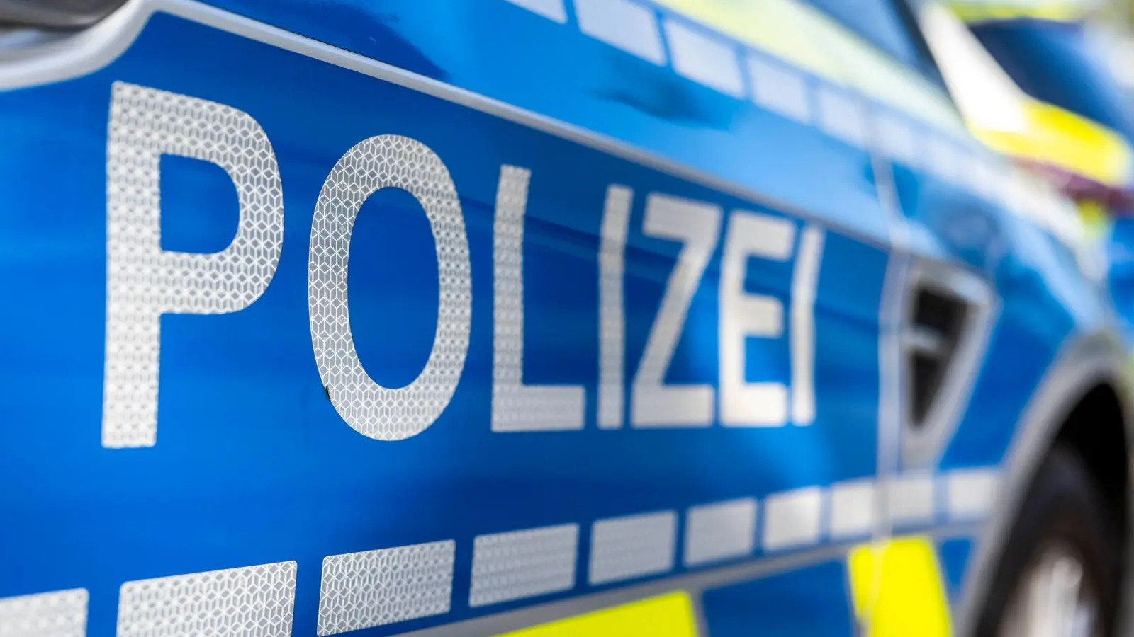 Bei einer Schleierfahndung auf der A9 haben Polizisten zwei Männer festgenommen, die per Haftbefehl gesucht wurden. (Symbolbild: David Inderlied/dpa)