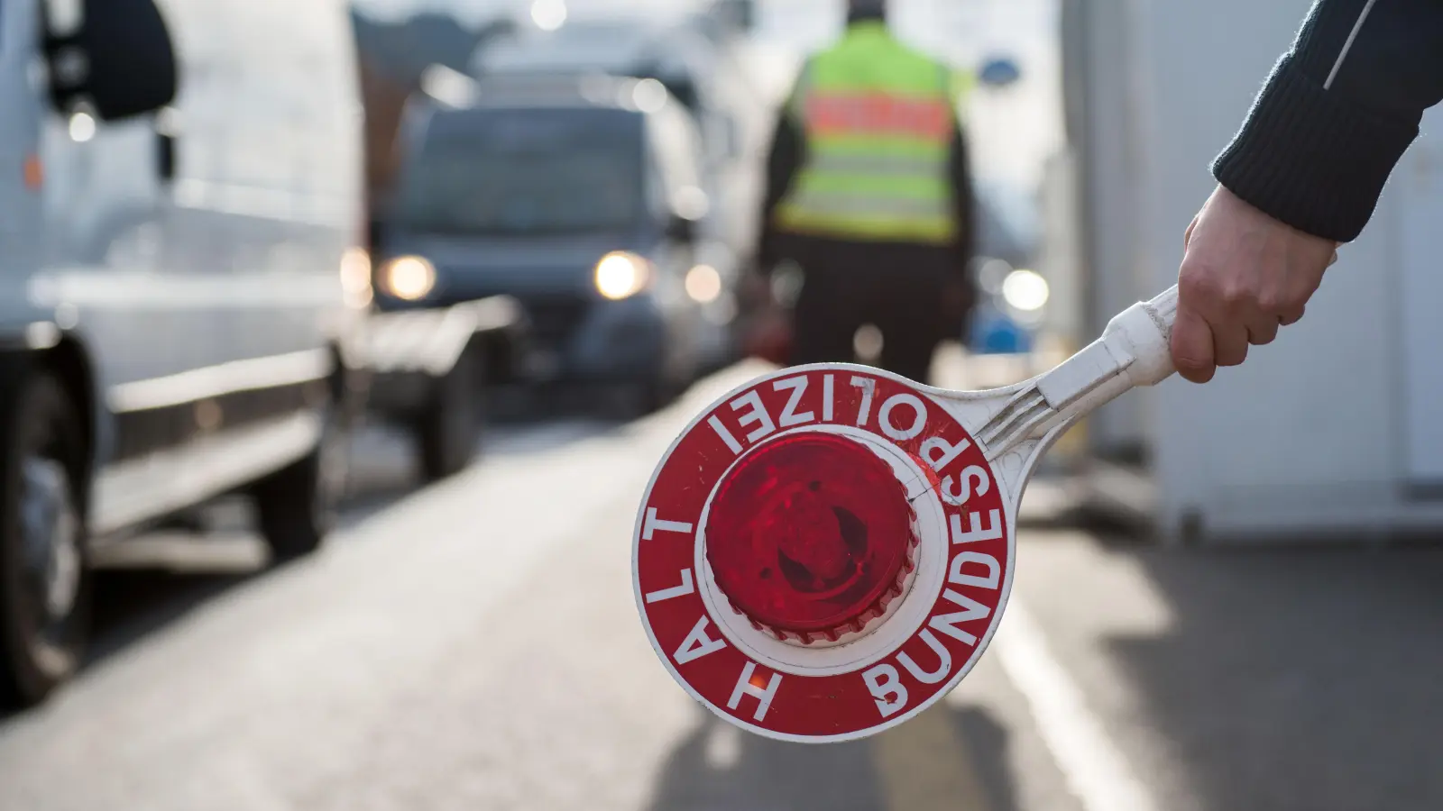 Die Bundespolizei Waidhaus hat in einem Fernreisebus an der A 6 einen 19-Jährigen entdeckt, der offenbar aus Syrien geflüchtet war und unerlaubt nach Deutschland einreisen wollte. (Bild: Bundespolizei)