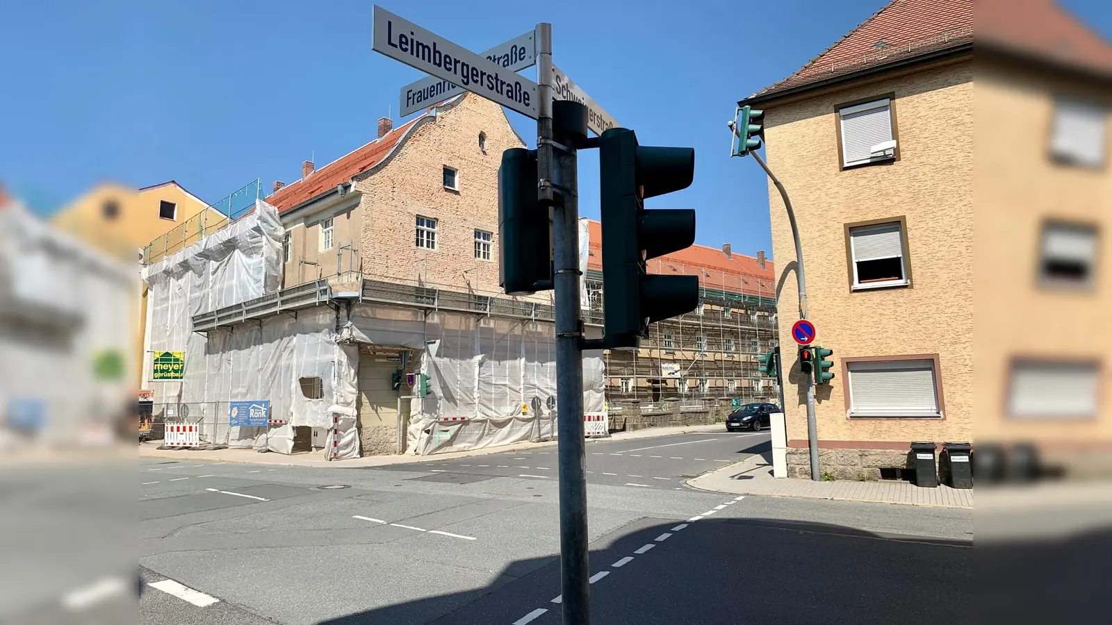 Die Bauarbeiten an der Kreuzung verlängern sich. (Bild: Gabi Schönberger)