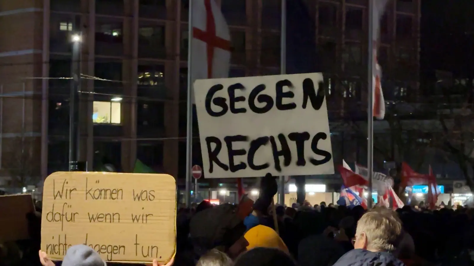 Am Donnerstagabend formiert sich auf dem Naabwiesen-Parkplatz in Weiden Widerstand gegen Rechtsextremismus.  (Symbolbild: Valentin Gensch/dpa)