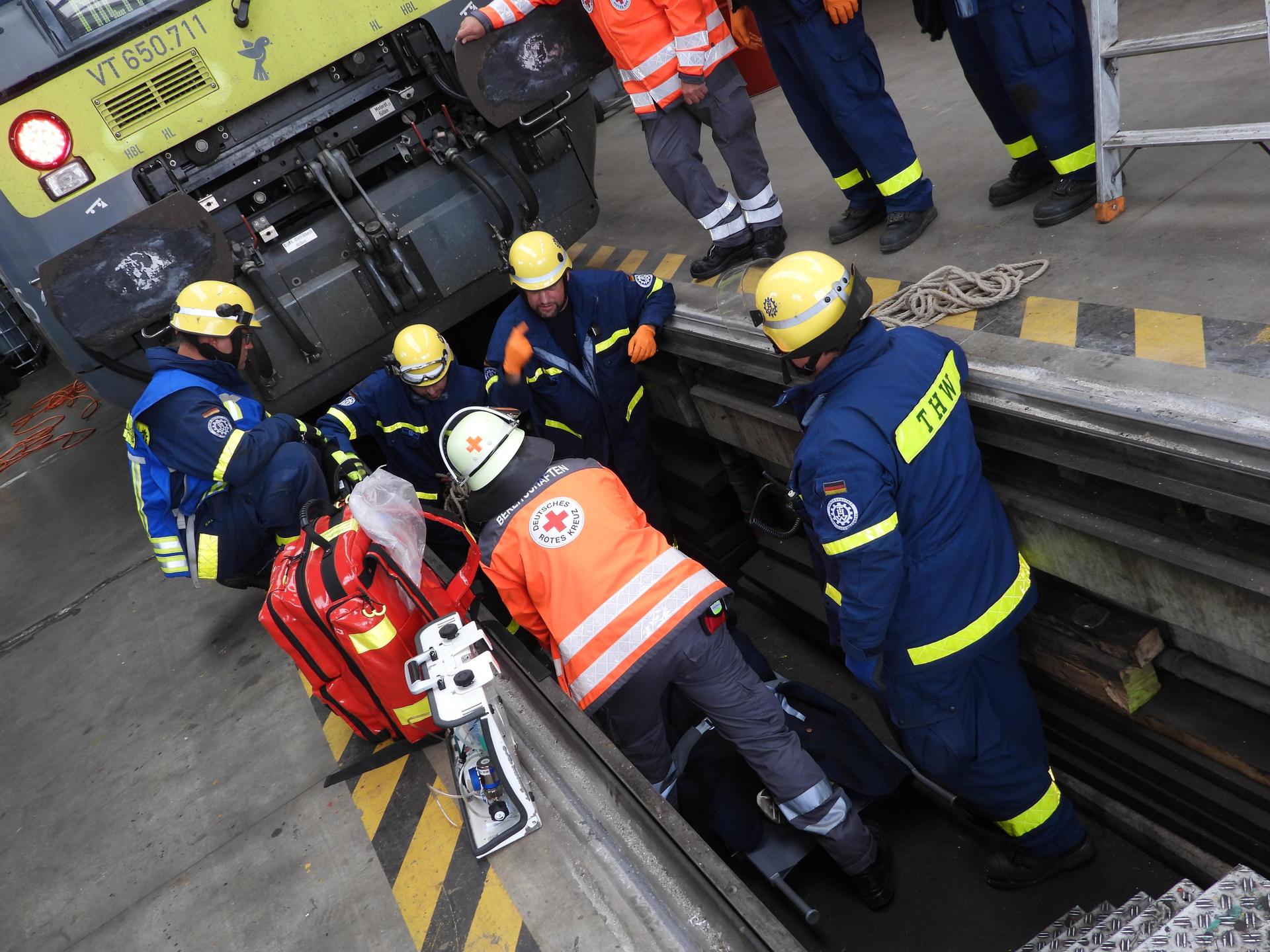 Personenrettung aus einer Montagegrube unter einem Zug. (Bild: Richard Meiler/exb)