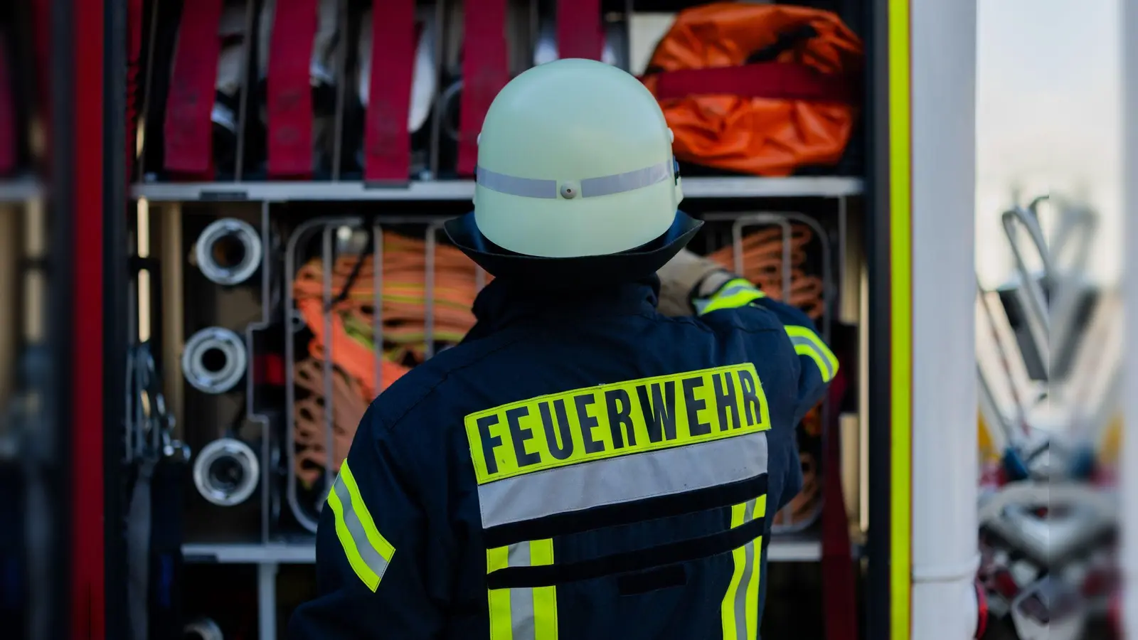 Die Feuerwehr musste am Wochenende einen Brand in einer Vohenstraußer Garage löschen. (Symbolbild: Rolf Vennenbernd/dpa)