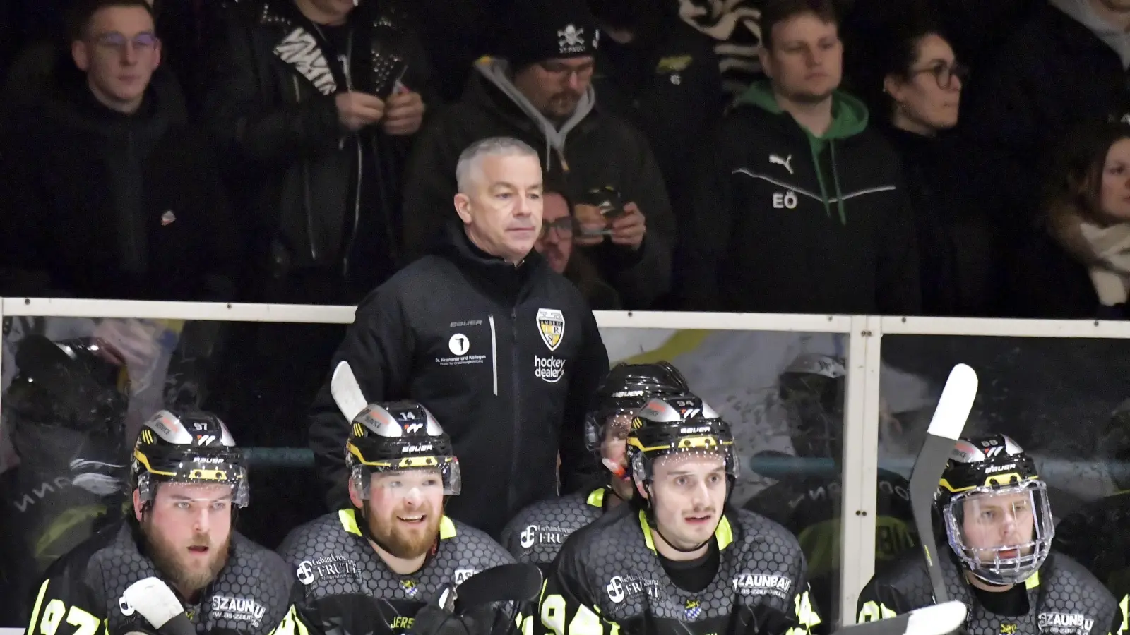 Trainer Dirk Salinger und seine Spieler erwarten im Eröffnungsspiel den EHC Königsbrunn. (Archivbild: Hubert Ziegler)