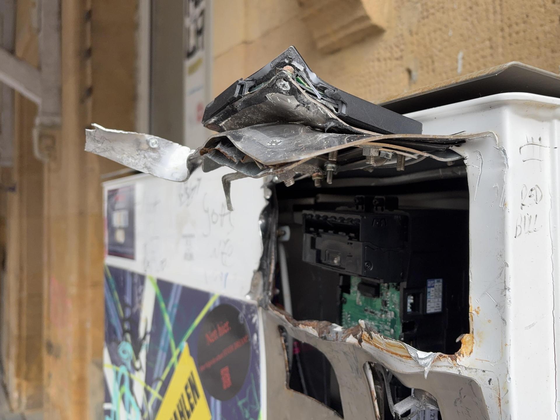 Die Polizei erwischte einen mutmaßlichen Serieneinbrecher, nachdem er in Sulzbach-Rosenberg am Bahnhof diesen Zigarettenautomaten aufgebrochen hatte. (Symbolbild: Polizei Sulzbach-Rosenberg)
