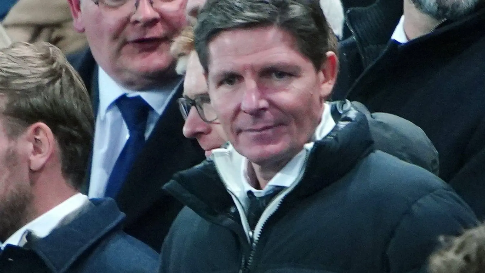 Oliver Glasner sitzt auf der Tribüne. (Bild: Peter Byrne/PA Wire/dpa/Archivbild)