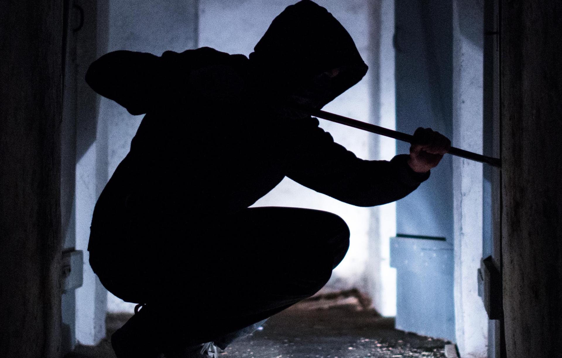 Einbruch in den Lagerraum der Dorfgemeinschaft Edeldorf: Spirituosen gestohlen (Symbolbild: Silas Stein/dpa)