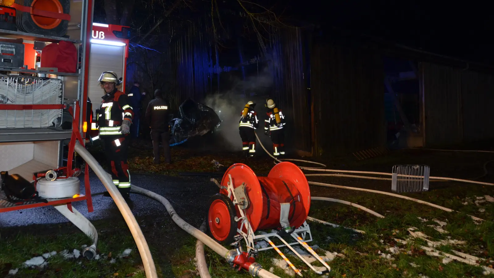 Im Waldthurner Ortsteil Goldbrunn bei Spielberg krachte ein Fahrzeug in eine Scheune und brannte aus. Das Feuer griff auf die Scheune über.  (Bild: dob)