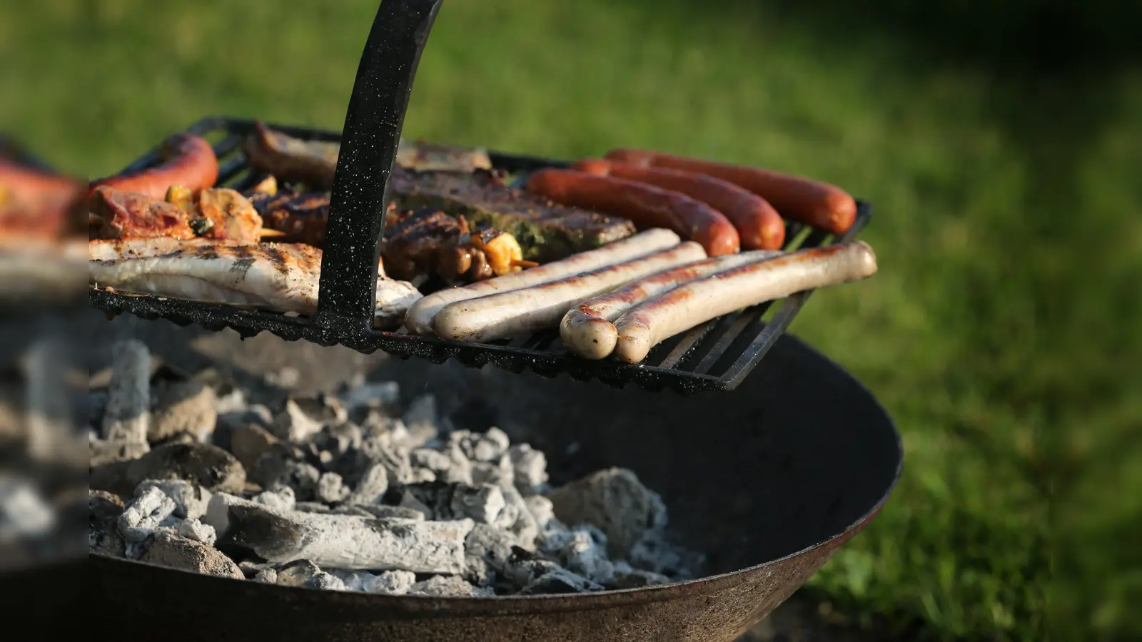 Beim Grillen verletzten sich zwei Männer am Freitag in Weiden schwer.  (Symbolbild: Karl-Josef Hildenbrand/dpa)