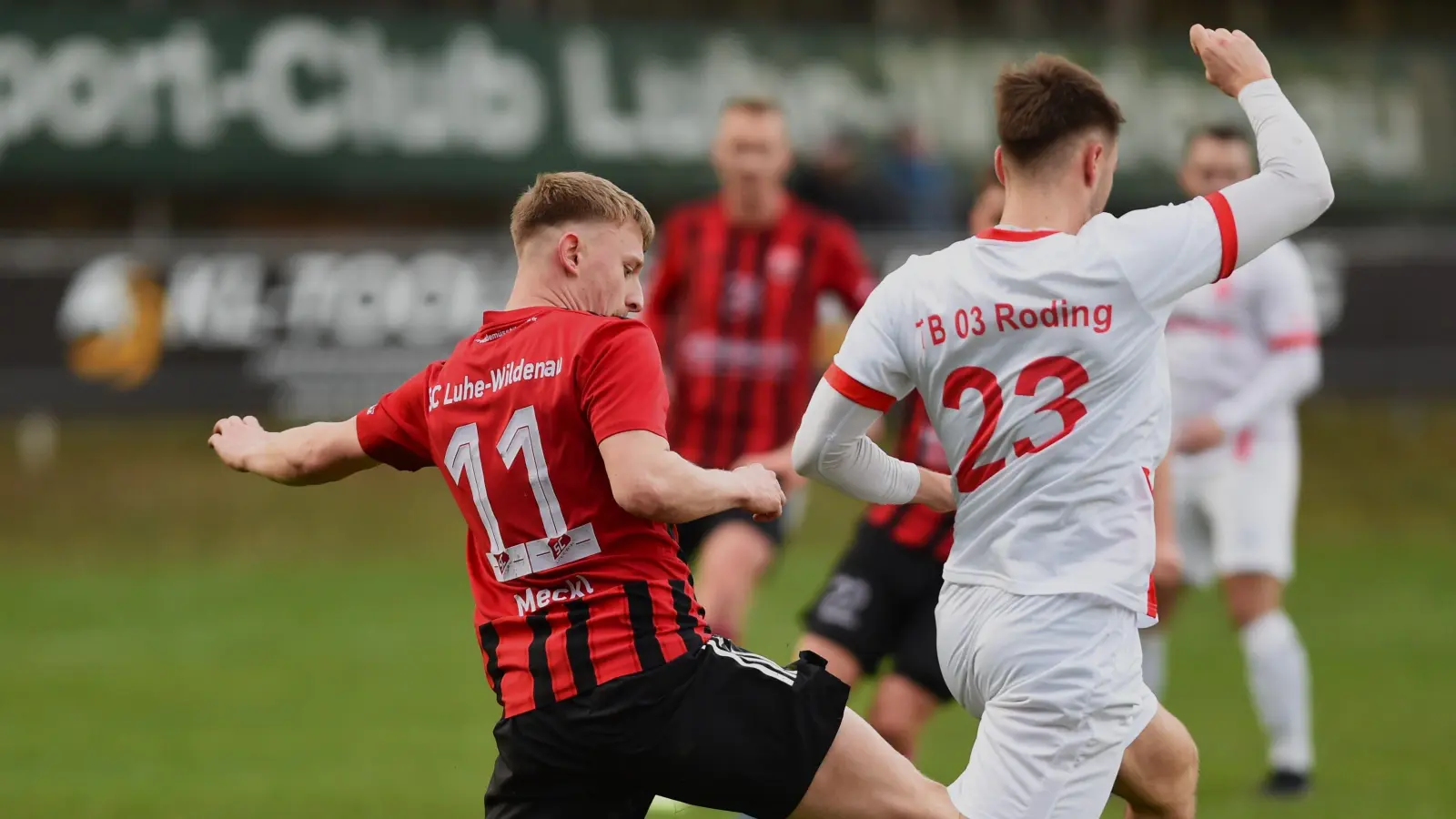 SC-Spieler Benedikt Meckl (links/Szene aus einem anderen Spiel) machte das Siegtor im Test gegen die SpVgg SV Weiden II. (Bild: G. Büttner)