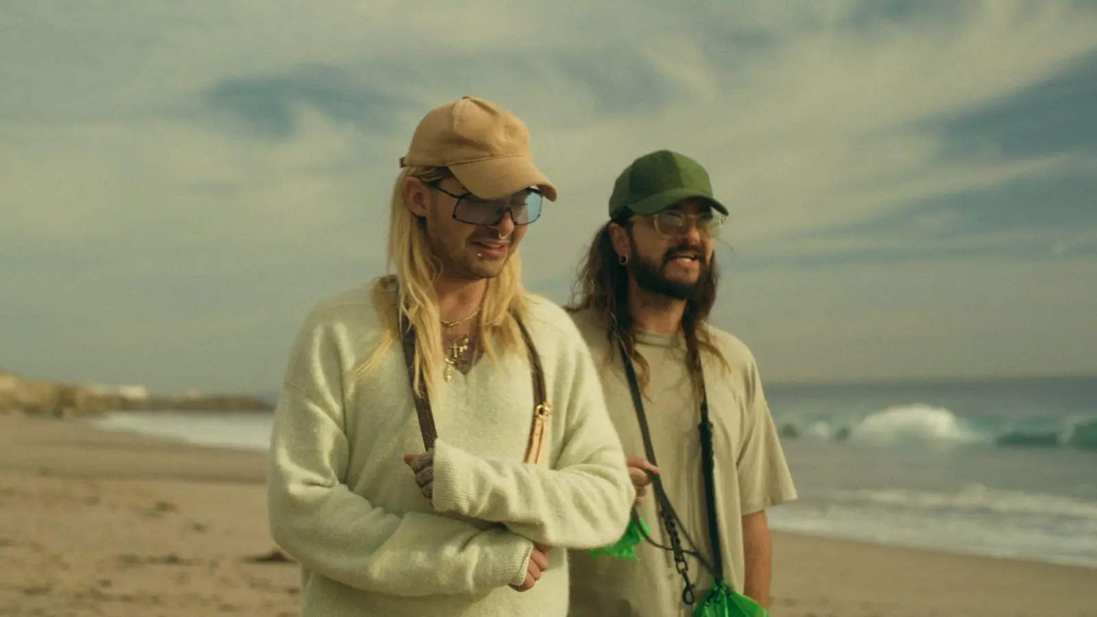 Bill Kaulitz und Tom Kaulitz in der ersten Folge der neuen Staffel der Netflix-Serie „Kaulitz &amp; Kaulitz“. (Bild: Netflix/dpa)