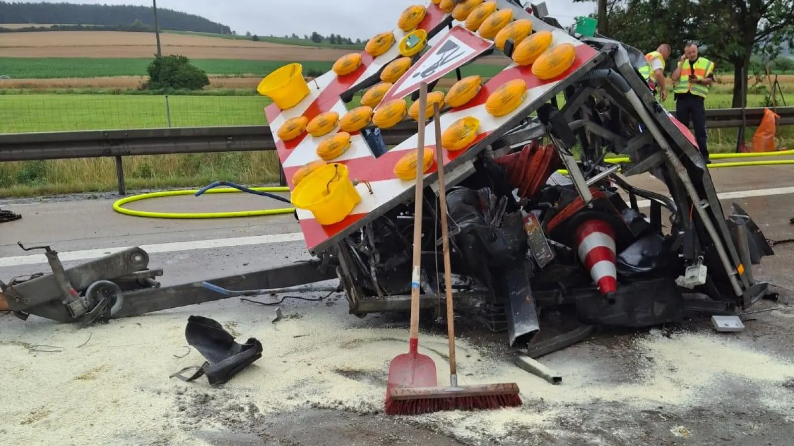 Die Autobahn A93 zwischen Luhe-Wildenau und Weiden-Süd war nach einem schweren Unfall den ganzen Montagnachmittag gesperrt. Ein Lkw prallte in einen Sicherungsanhänger. (Bild: Feuerwehr Oberwildenau)
