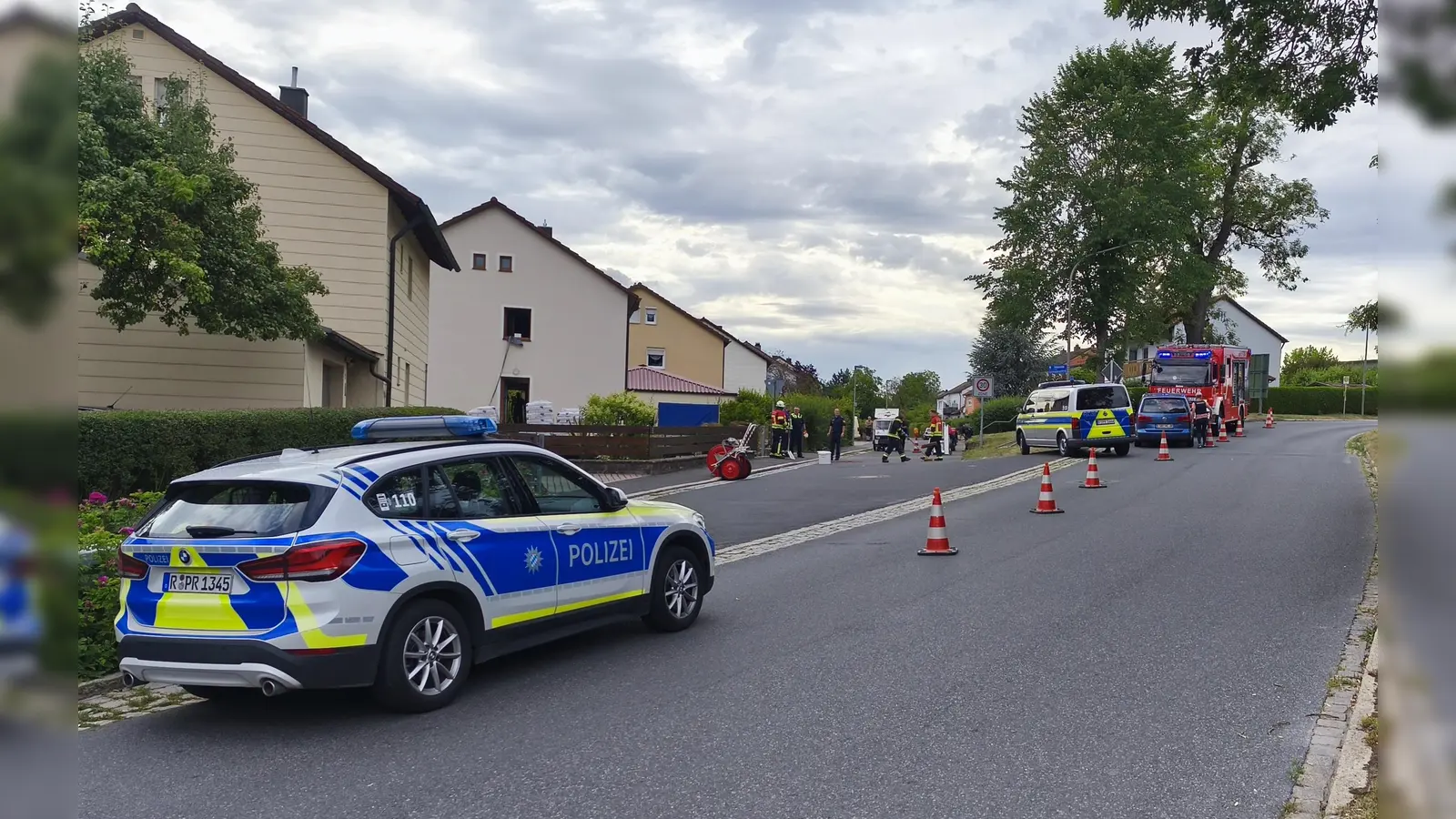 Zu einem schweren Verkehrsunfall kam es am Montagnachmittag gegen 16.20 Uhr. Ein Motorradfahrer kam von der Straße ab und verletzte sich lebensgefährlich. (Bild: Jürgen Masching)