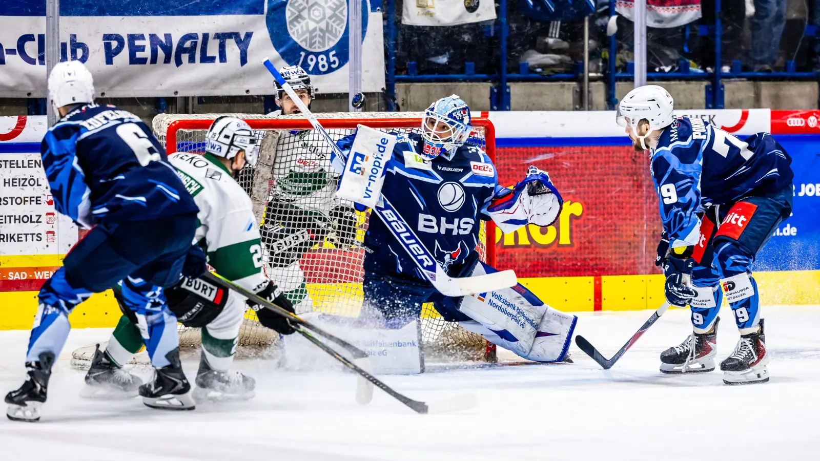 Michael McNiven (Mitte) und die Blue Devils Weiden haben das Heimspiel gegen die Bietigheim Steelers an Sonntagabend mit 2:5 verloren.  (Bild: Tobias Neubert)