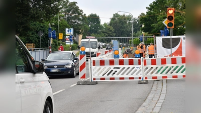Die Instandsetzung der Krumbachbrücke an der Staatsstraße 2165/Ortsdurchfahrt in Haselmühl hat begonnen – seit Montag, 1. Juli, geht es hier nur einspurig an der Baustelle vorbei, eine Ampel regelt den Verkehr.  (Bild: Petra Hartl)