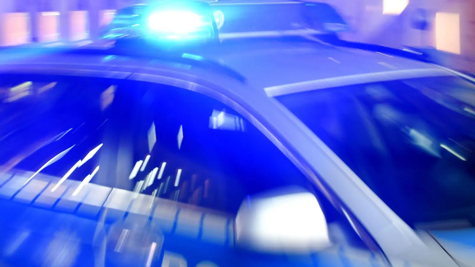 Die Autobahnpolizei wurde am Abend auf eine skurrile Situation auf der A6 aufmerksam. (Symbolbild: Carsten Rehder/dpa)