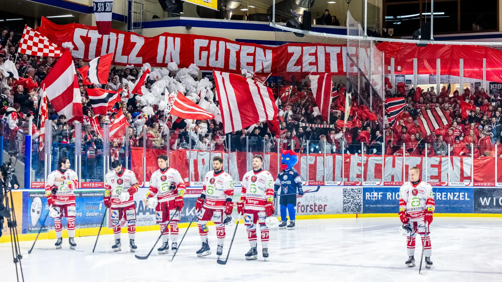 So wird es am 10.2 in der Weidener Hans-Schröpf-Arena beim Gastspiel der Eispiraten Crimmitschau nicht aussehen. Die organisierte Fanszene hat angekündigt, das Gastspiel bei den Blue Devils Weiden aufgrund der angehobenen Ticketpreise zu boykottieren.  (Archivbild: Tobias Neubert)