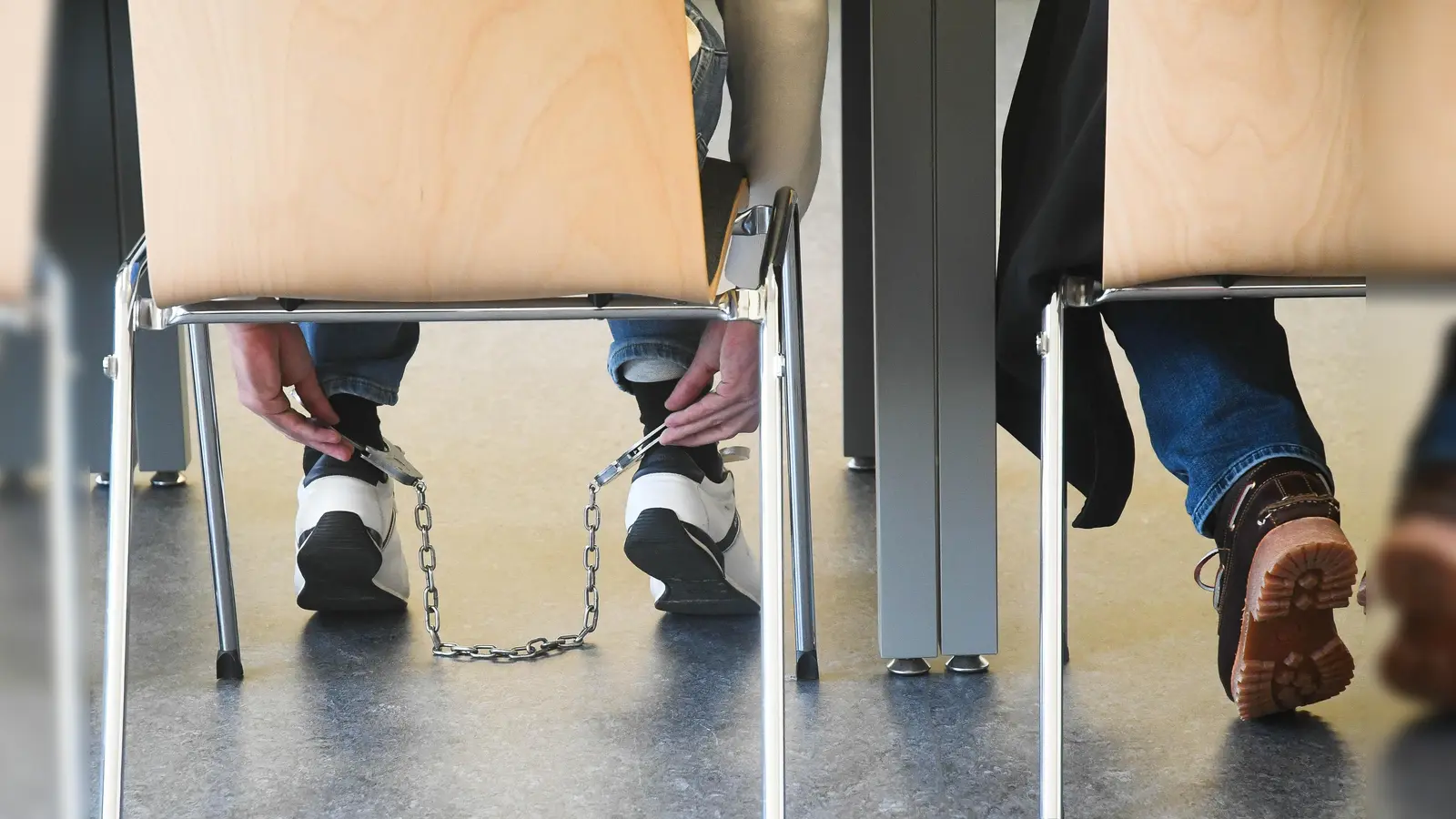Der angeklagte Immobilienmakler (links) trägt zu Beginn des ersten Verhandlungstages am Weidener Landgericht eine Fußfessel. Neben ihm sitzt sein Verteidiger Oliver Plate.  (Bild: Gabi Schönberger)