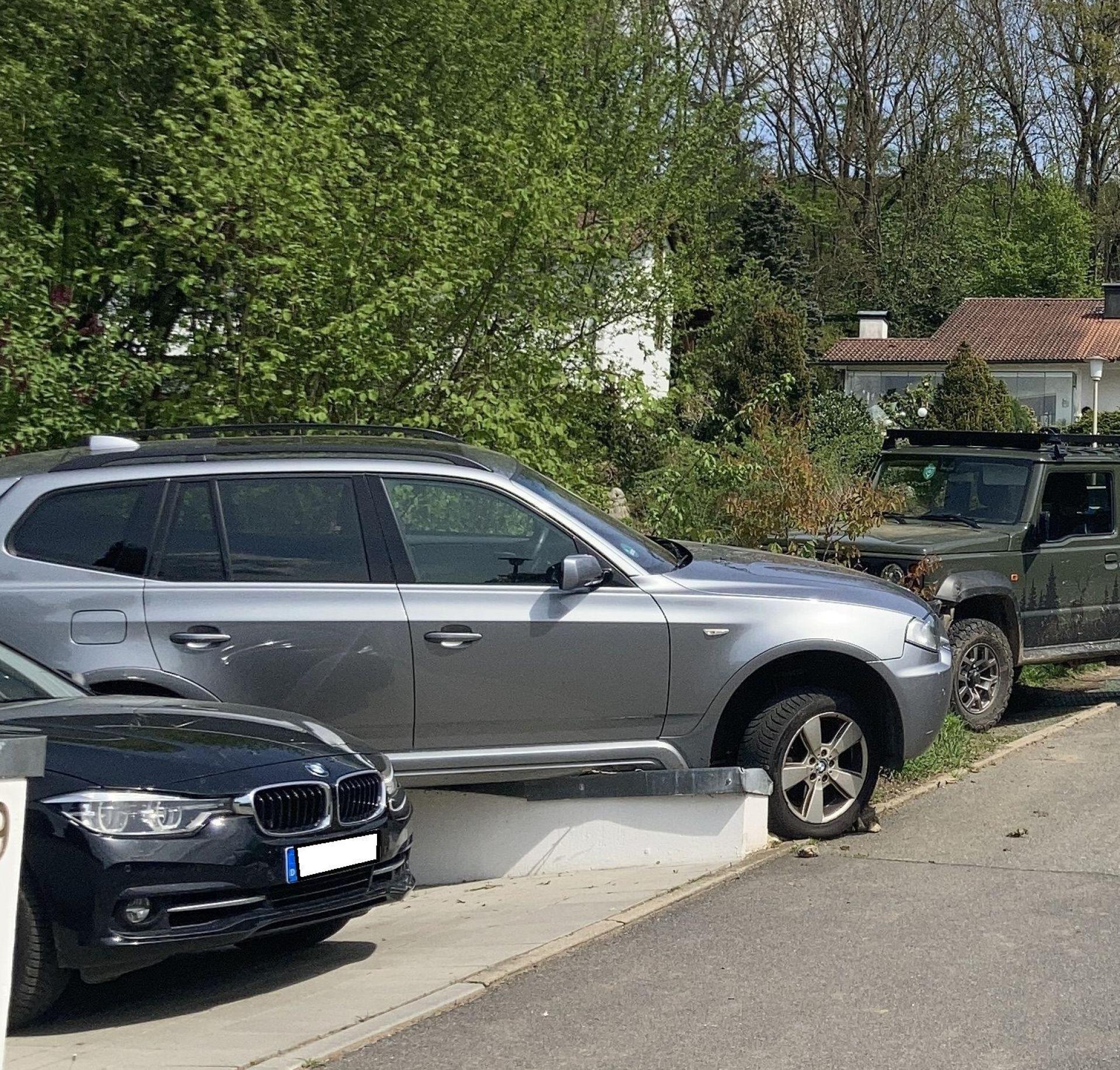 Eine Seniorin stellte ihren BMW an einer abschüssigen Stelle ab. Der Pkw rollte los. (Bild: PI Neustadt a.d.Waldnaab, Franz, PHK)