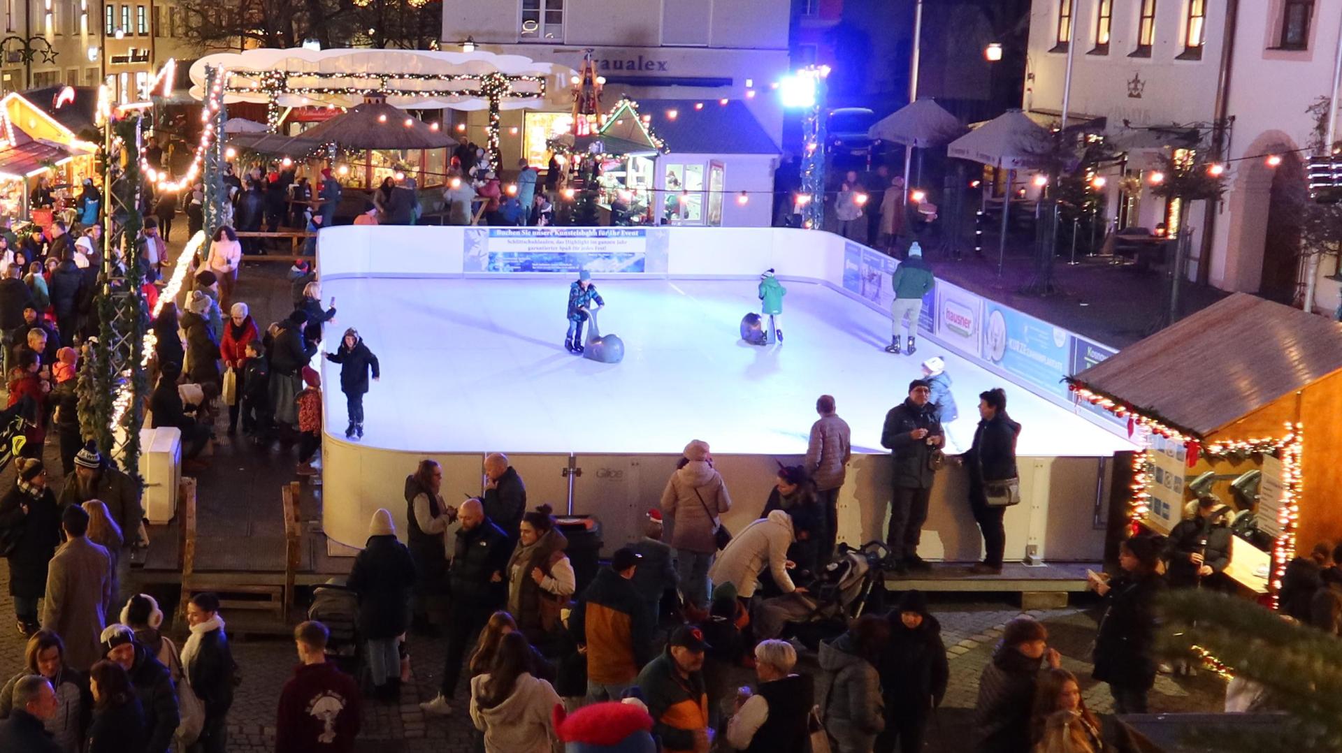 Unbekannte haben am Wochenende die künstliche Eisfläche auf dem Weidener Christkindlmarkt beschädigt.  (Archivbild: Kunz)