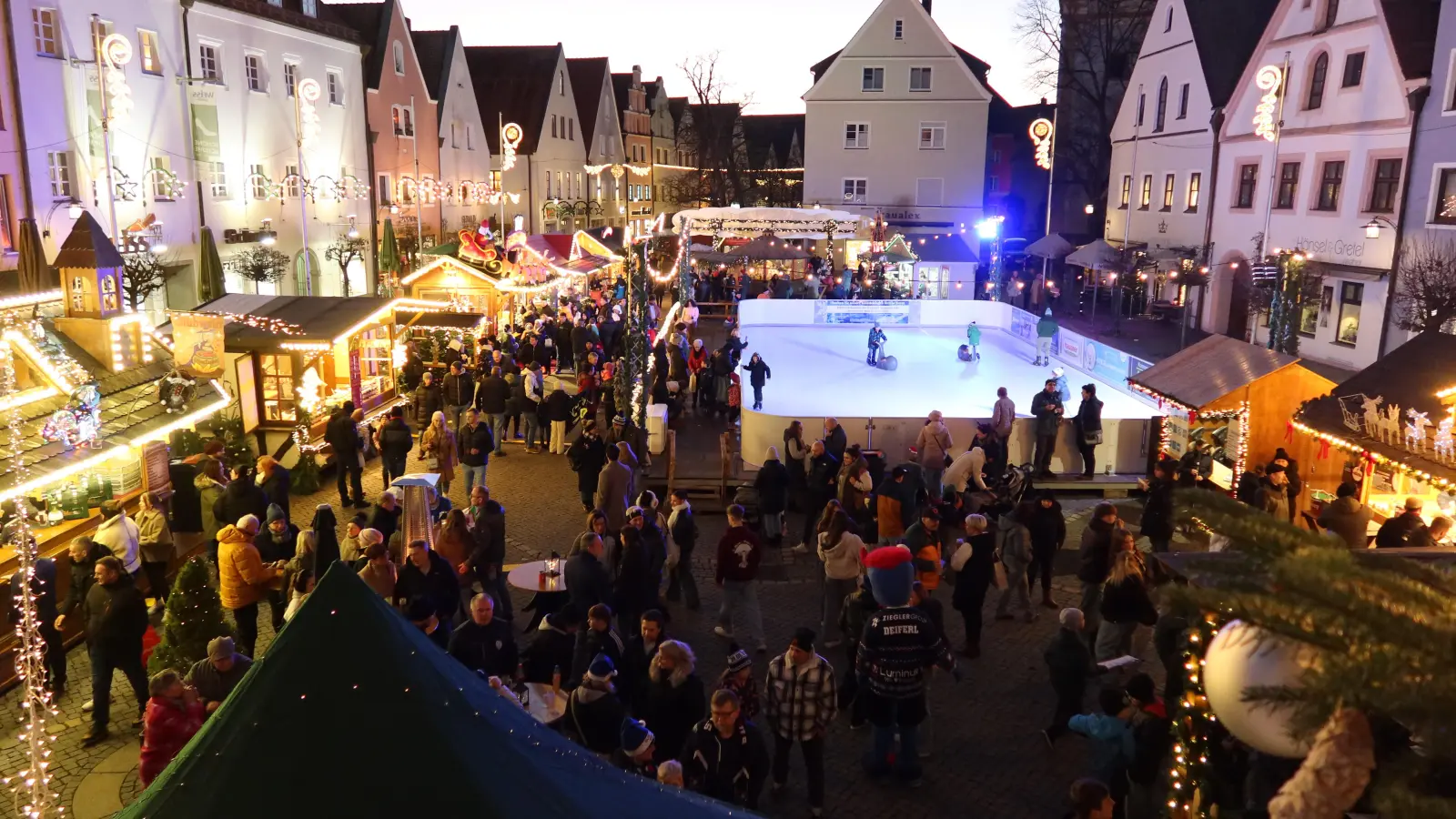Unbekannte haben am Wochenende die künstliche Eisfläche auf dem Weidener Christkindlmarkt beschädigt.  (Archivbild: Kunz)