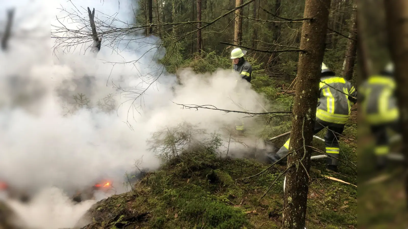 Die Feuerwehr Dießfurt konnte am Sonntag gerade noch rechtzeitig einen brennenden Grill löschen.  (Symbolbild: Feuerwehr Weiden)
