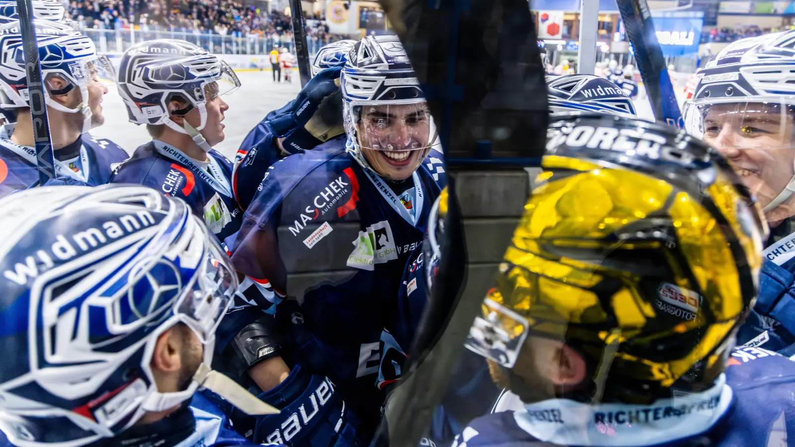 Die Blue Devils Weiden haben gut lachen: Durch den 3:2-Sieg gegen den EC Bad Nauheim steht man im Play-off-Viertelfinale gegen die Krefeld Pinguine. Auch sonst ist in der heißen Saisonphase in der Liga einiges los.  (Archivbild: Tobias Neubert)