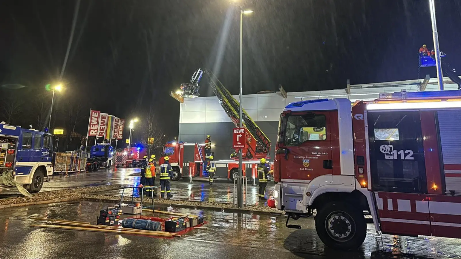 Sturm „Zoltan” hat in der Nacht auf Samstag das Dach eines Supermarkts in Bad Abbach zerstört. (Bild: Freiwillige Feuerwehr Bad Abbach)