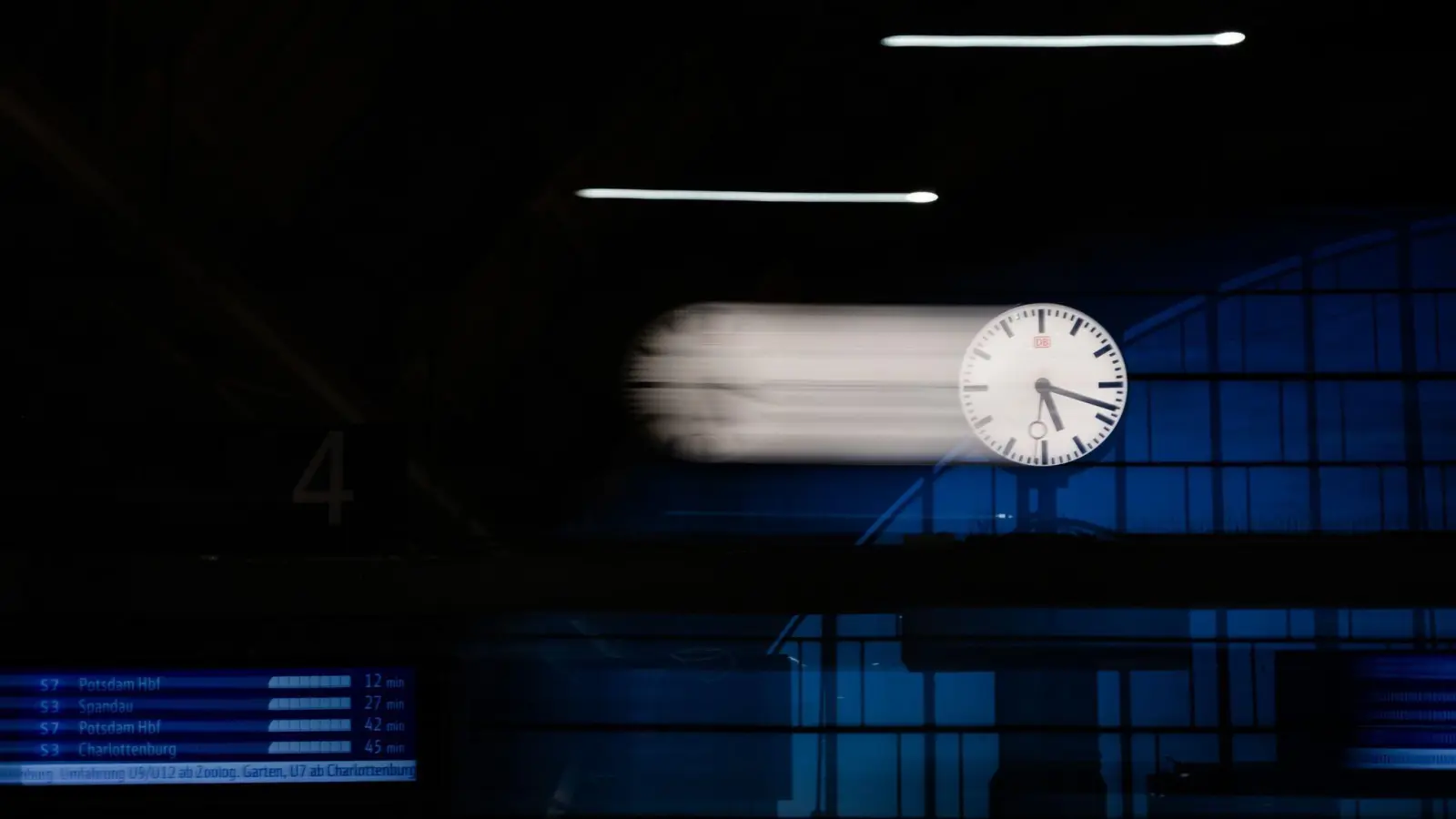 Am Sonntag werden die Uhren auf Winterzeit zurückgestellt. (Symbolbild)  (Bild: Christoph Soeder/dpa)