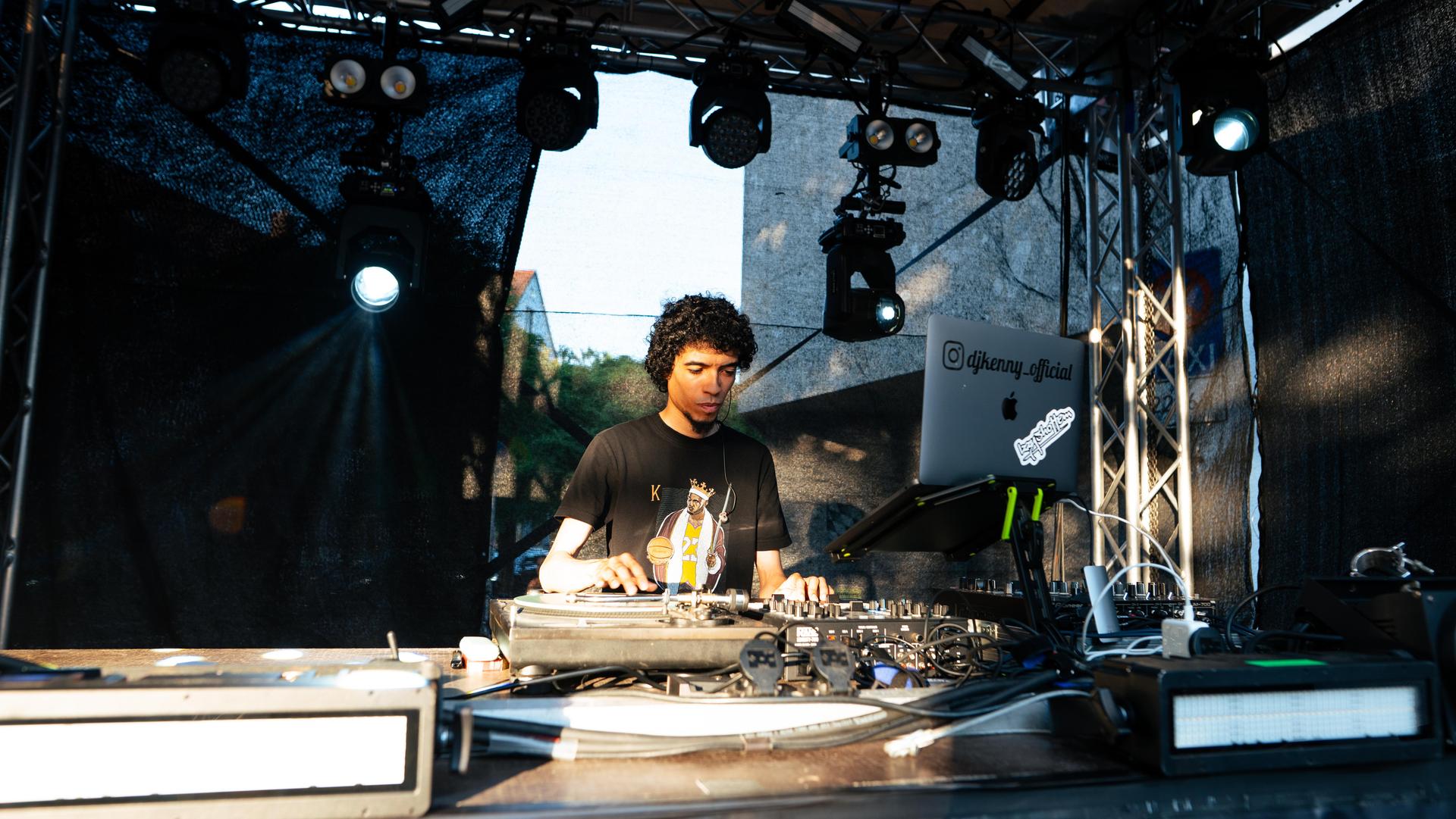 DJ Dollar Bill rockt den Schlörplatz. (Bild: Hannes Stock)