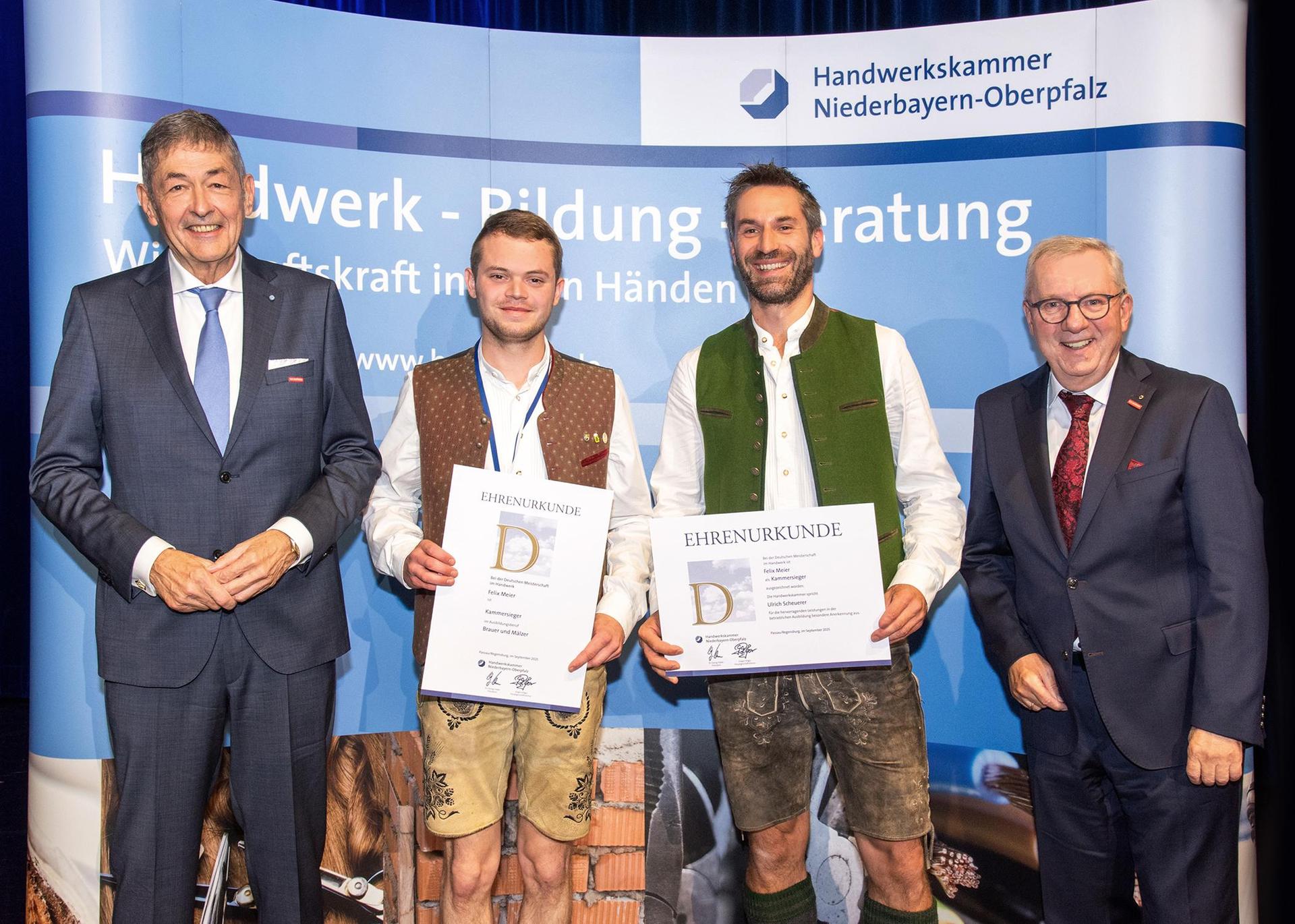 Felix Meier (Zweiter von links) ist Kammersieger unter den Brauern und Mälzern bei der Handwerkskammer Niederbayern-Oberpfalz. Er arbeitet als Geselle bei der Brauerei Scheuerer in Moosbach. Rechts neben ihm steht deren Chef, Uli Scheuerer.  (Bild: Foto M)