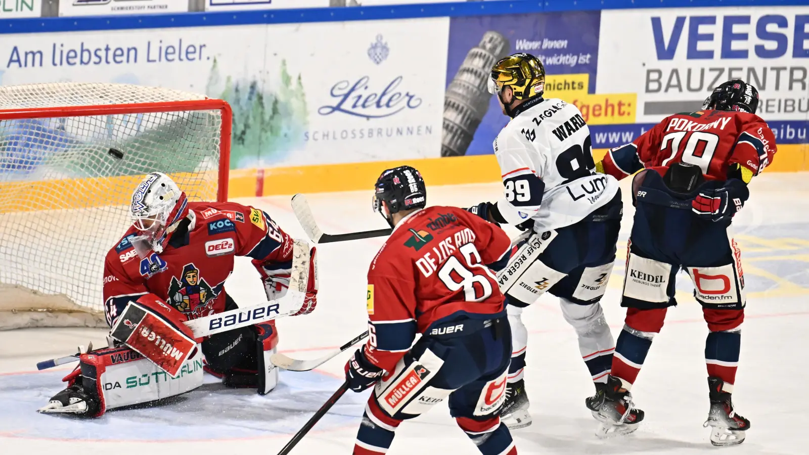 Tyler Ward (weißes Trikot) trifft in dieser Situation zum 3:3. Die Blue Devils gewannen am Sonntagabend mit 4:3 gegen den EHC Freiburg.  (Bild: Achim Keller)