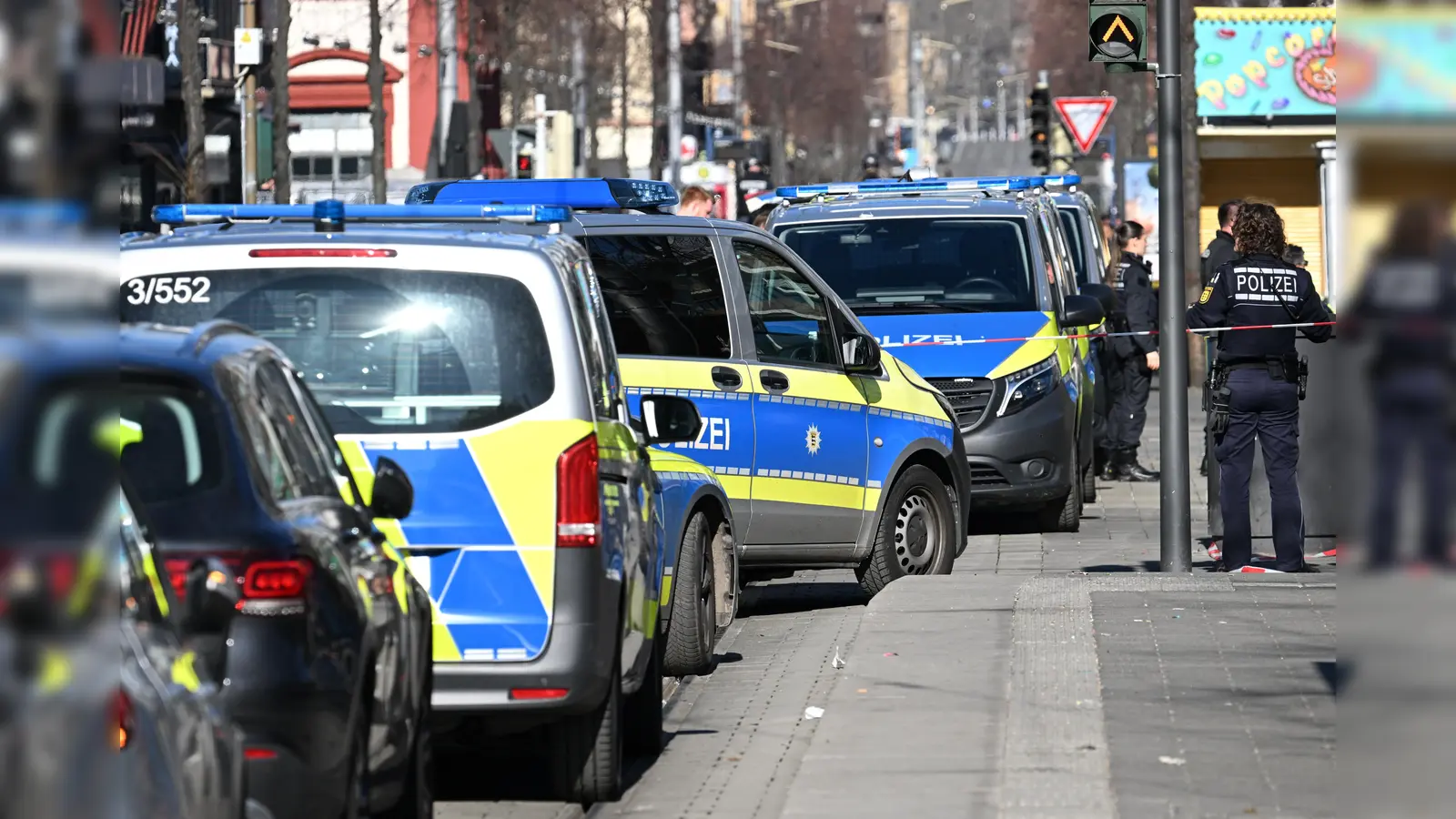 Einsatzkräfte der Polizei stehen bei einem Großeinsatz in der Innenstadt von Mannheim. (Bild: Boris Roessler)