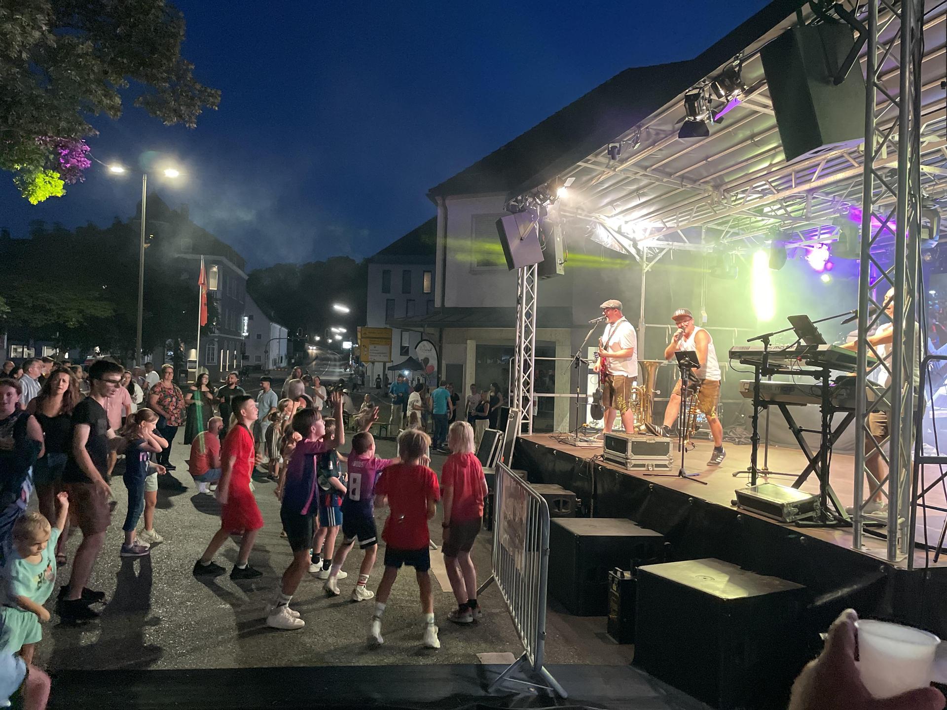 Die „Eslarner” Party- und Showband erwies sich als Glücksgriff. Sie sorgten für ausgelassene Stimmung. (Bild: prh)