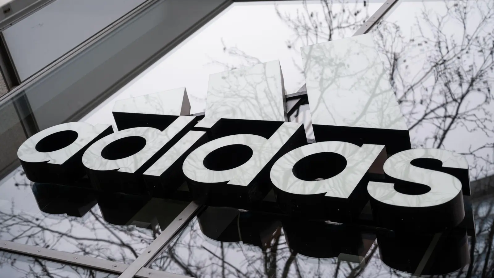 Der weltweit zweitgrößte Sportartikelhersteller Adidas ist zurück auf Wachstumskurs.  (Bild: Christophe Gateau/dpa)