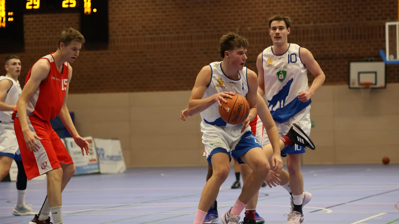 Die Weidener Basketballer um René Deinlein (am Ball) sind am Samstag bei der BG Regnitztal zu Gast. (Bild: Dieter Jäschke)