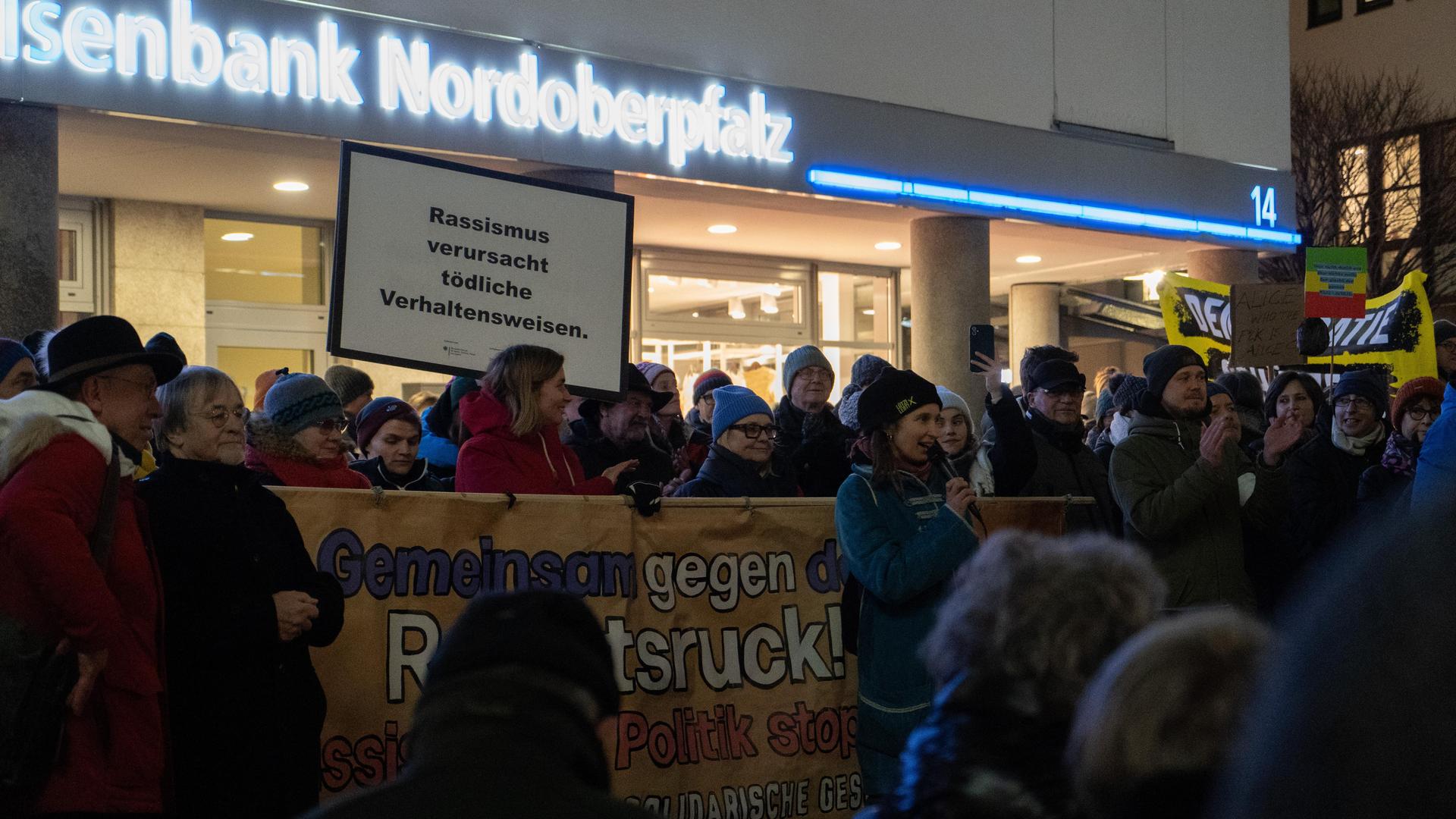 Bei der Demo gegen Rechts haben sich tausende Menschen zu einem Protestmarsch durch Weiden versammelt. (Bild: knz)
